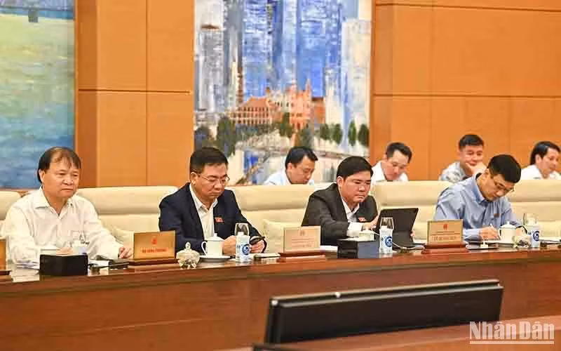 越南国会常务委员会委员和其他代表一同出席。