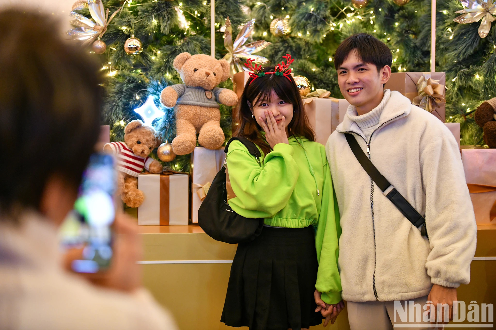 年轻情侣享受平安夜的气氛。 年轻情侣享受平安夜的气氛。