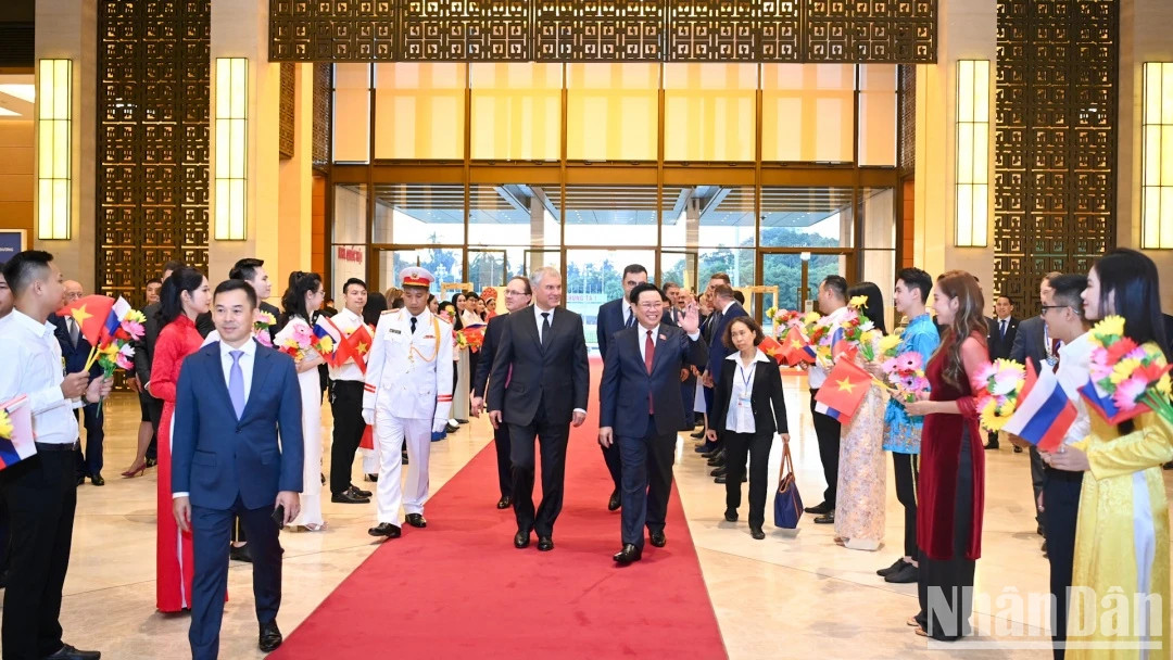 越南办公厅成员欢迎俄罗斯联邦国家杜马主席一行。 越南办公厅成员欢迎俄罗斯联邦国家杜马主席一行。