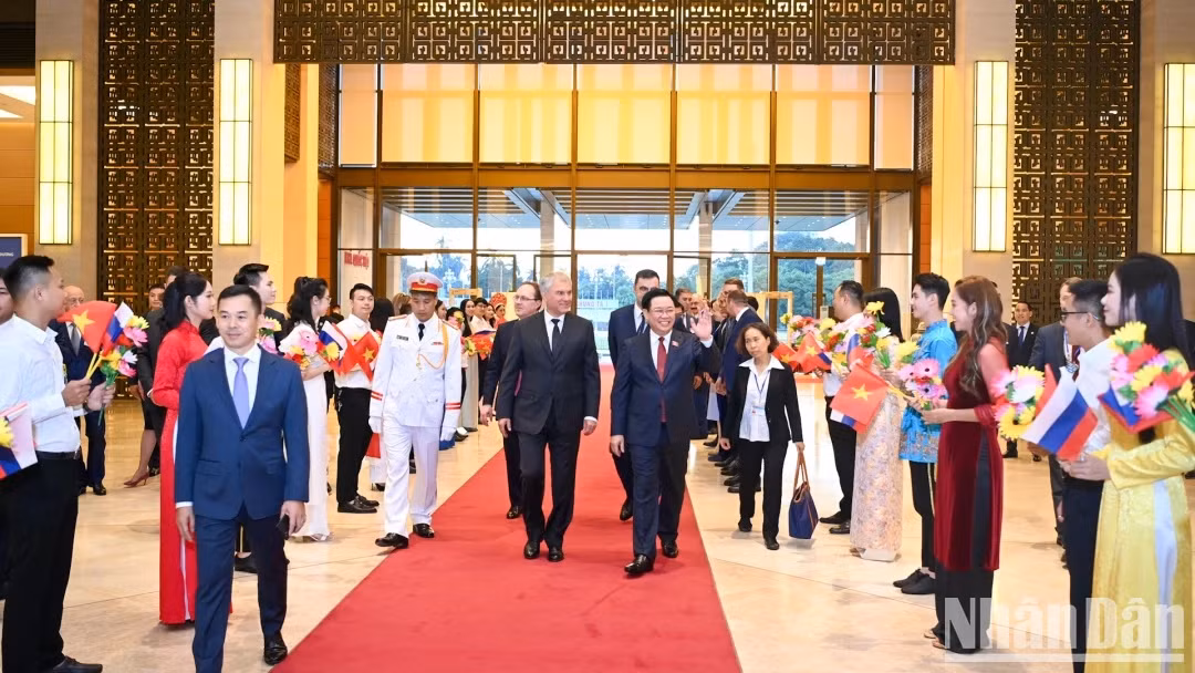 越南办公厅成员欢迎俄罗斯联邦国家杜马主席一行。