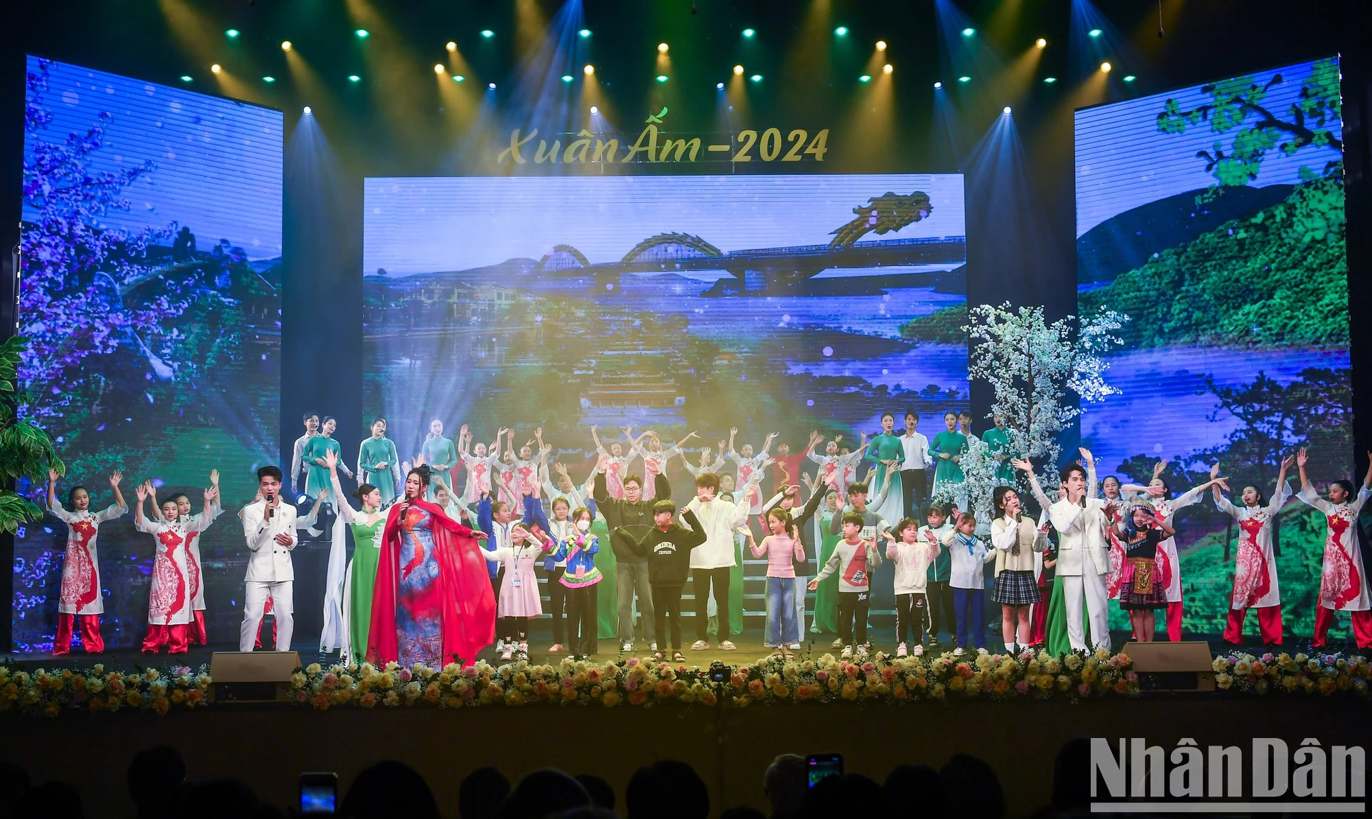 孩子们在舞台上与艺术家们一起唱歌。 孩子们在舞台上与艺术家们一起唱歌。