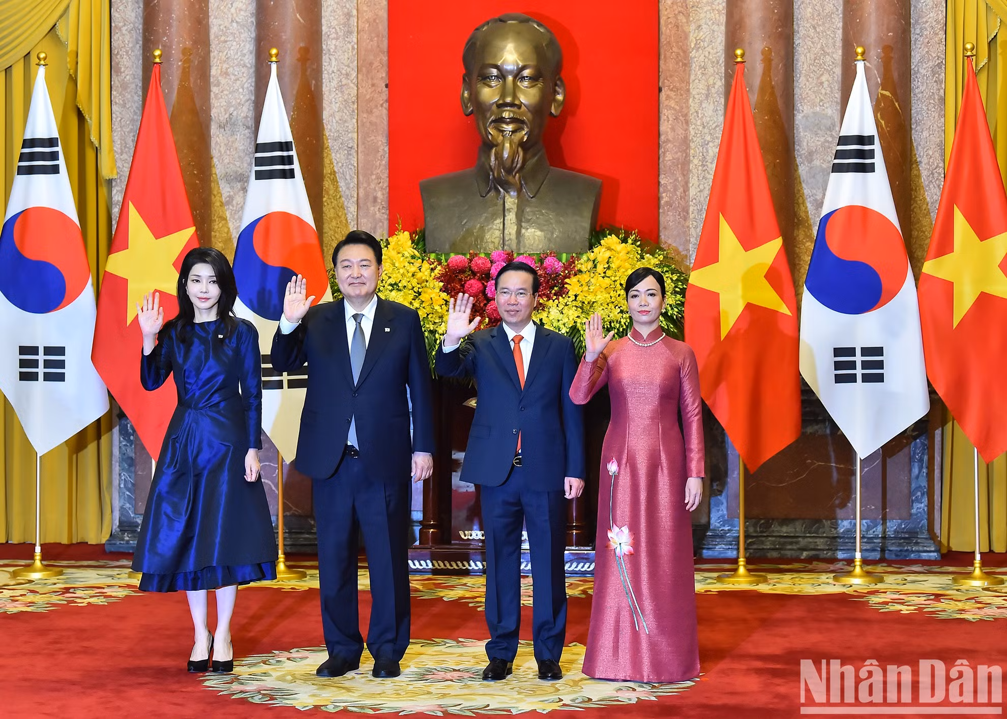 武文赏主席与尹锡悦总统以及两位夫人在仪式上挥手致意。