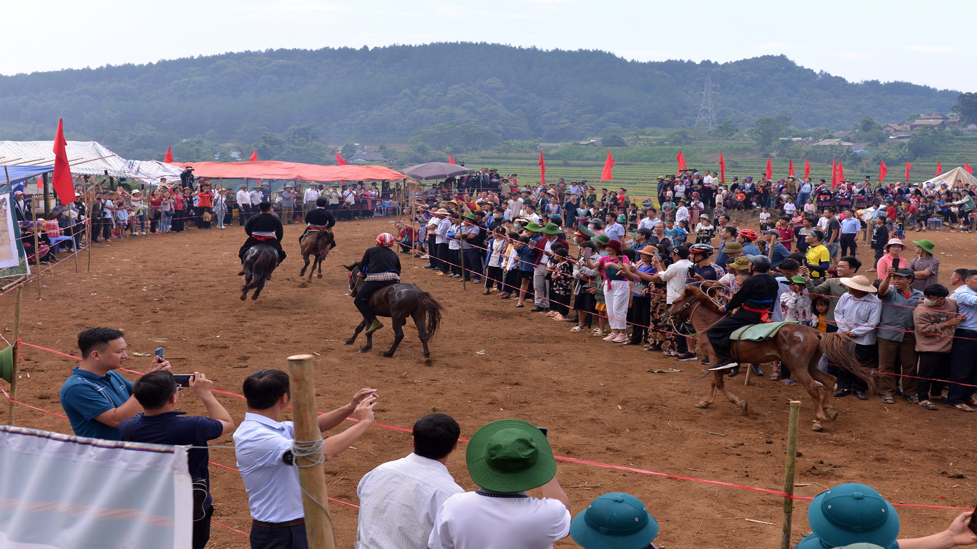 尽管赛马场是一个野战场地，赛马也是日常劳作的马匹，运动员则是真正的农民，但赛道仍然充满了激烈和吸引力。