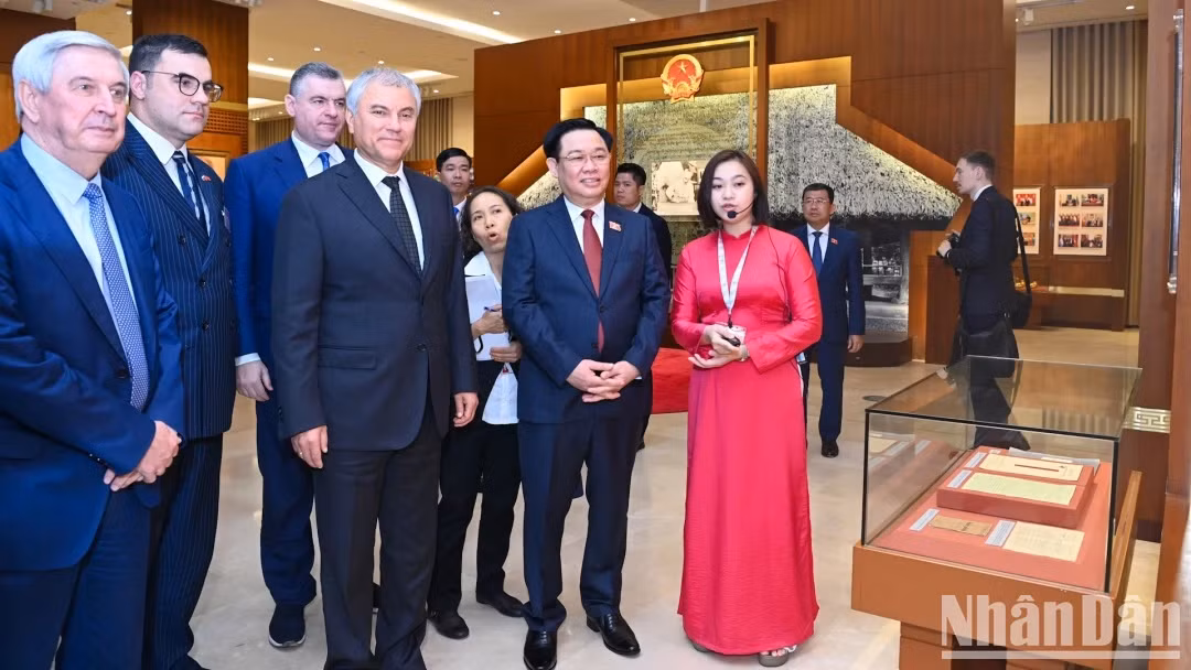 越南国会主席与俄罗斯联邦国家杜马主席参观越南国会传统陈列室。
