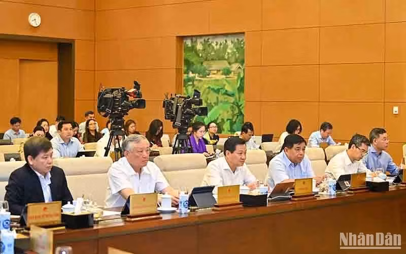 越南人民最高法院院长阮和平、越南政府副总理黎明慨等领导代表一同出席会议。