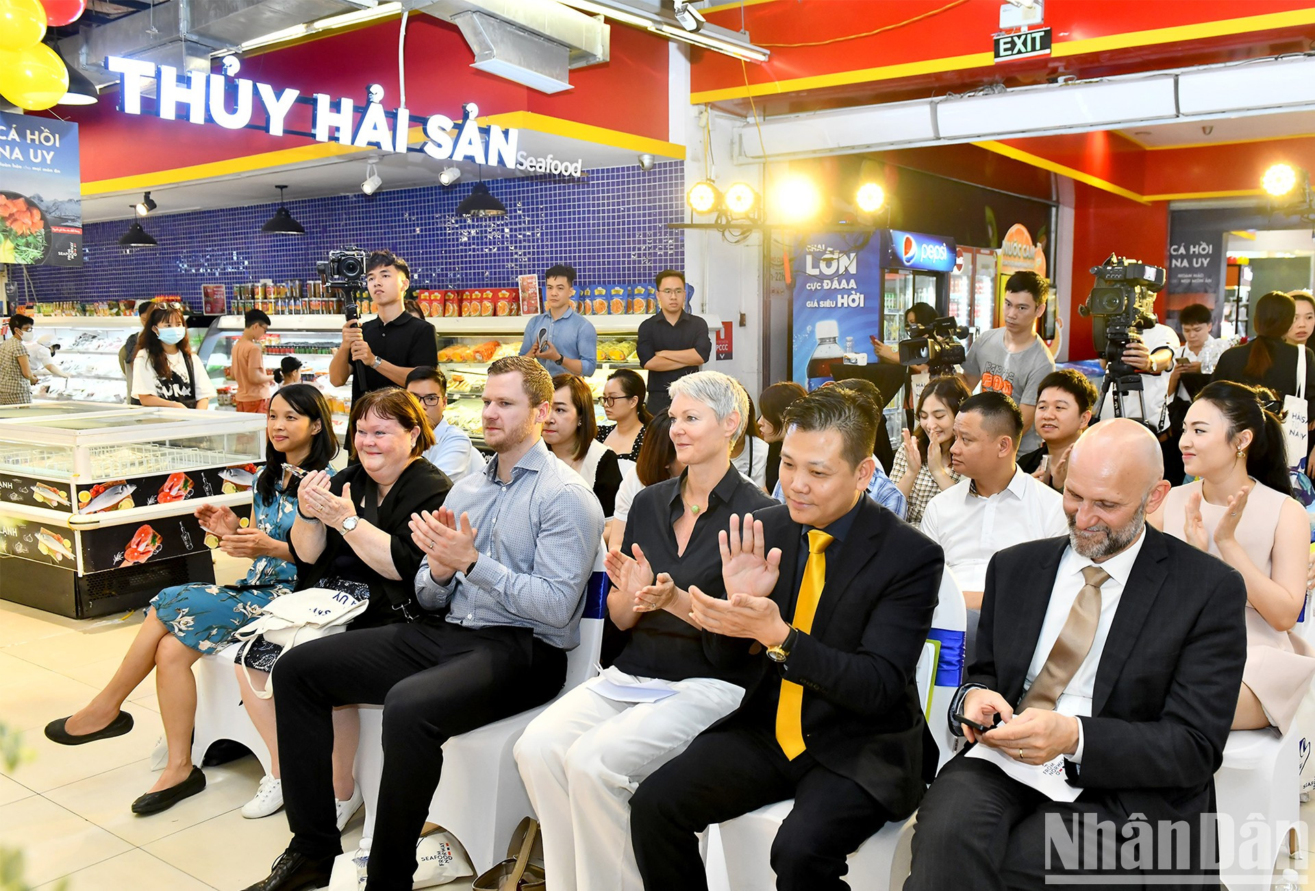 各位代表和嘉宾参加了在河内举办的首届挪威海鲜节。 各位代表和嘉宾参加了在河内举办的首届挪威海鲜节。