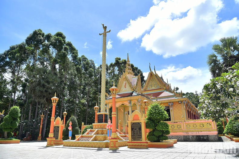 正是建筑艺术和雕刻技艺的和谐结合，形成了高棉寺庙既庄严肃穆、华丽辉煌，又在郁郁葱葱的古柏树荫下显得宁静肃穆。