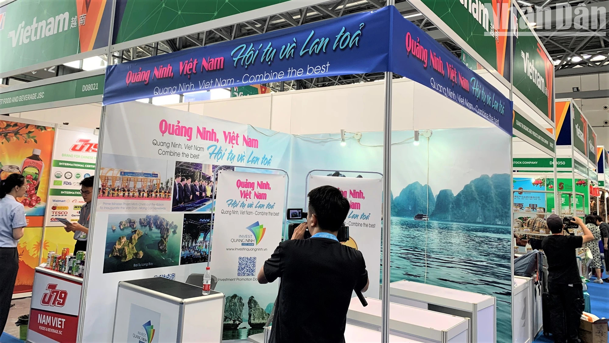 广宁省的展位介绍了当地的潜力和优势。 广宁省的展位介绍了当地的潜力和优势。