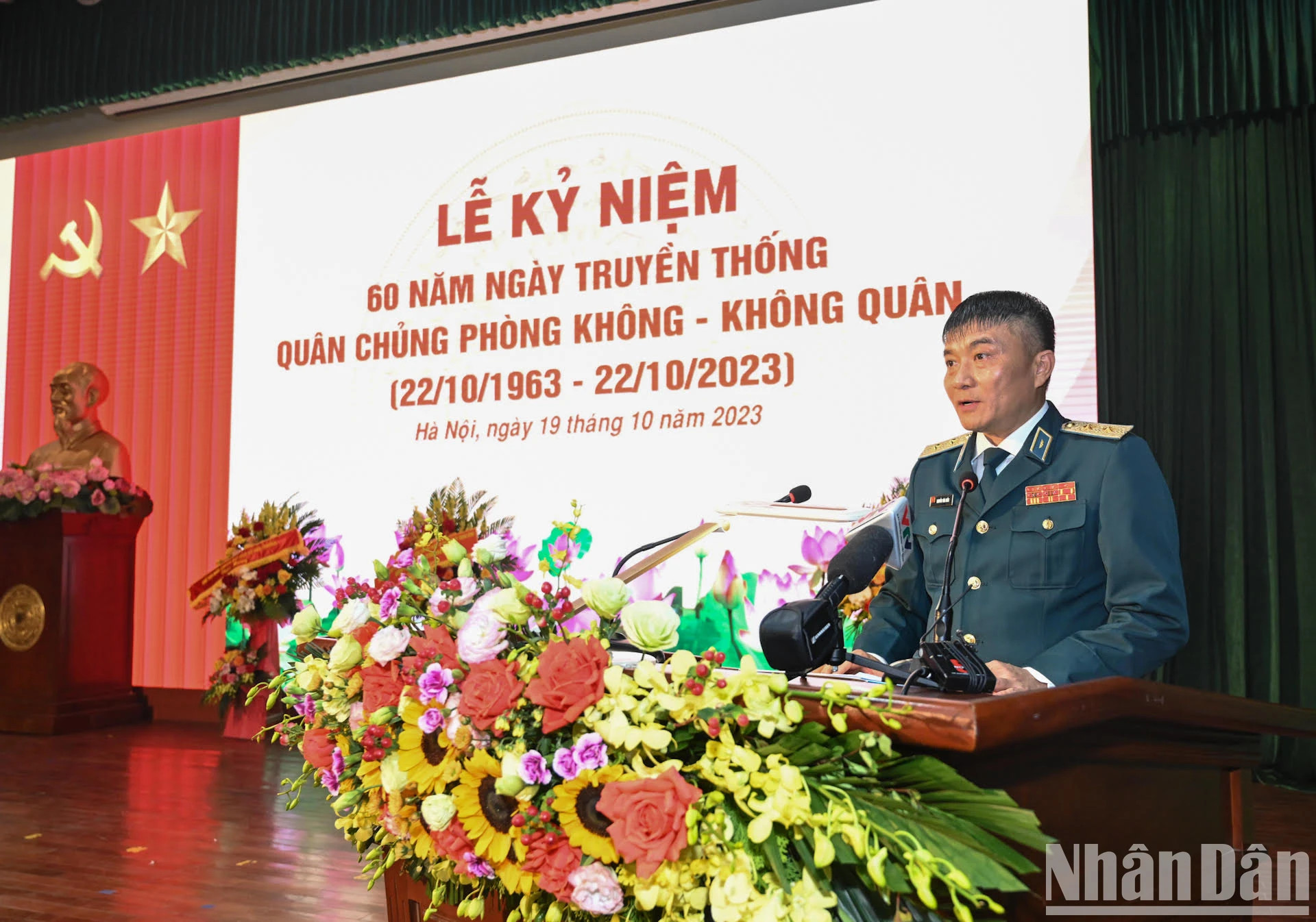 防空空军军种司令阮文显中将在庆典上致辞。