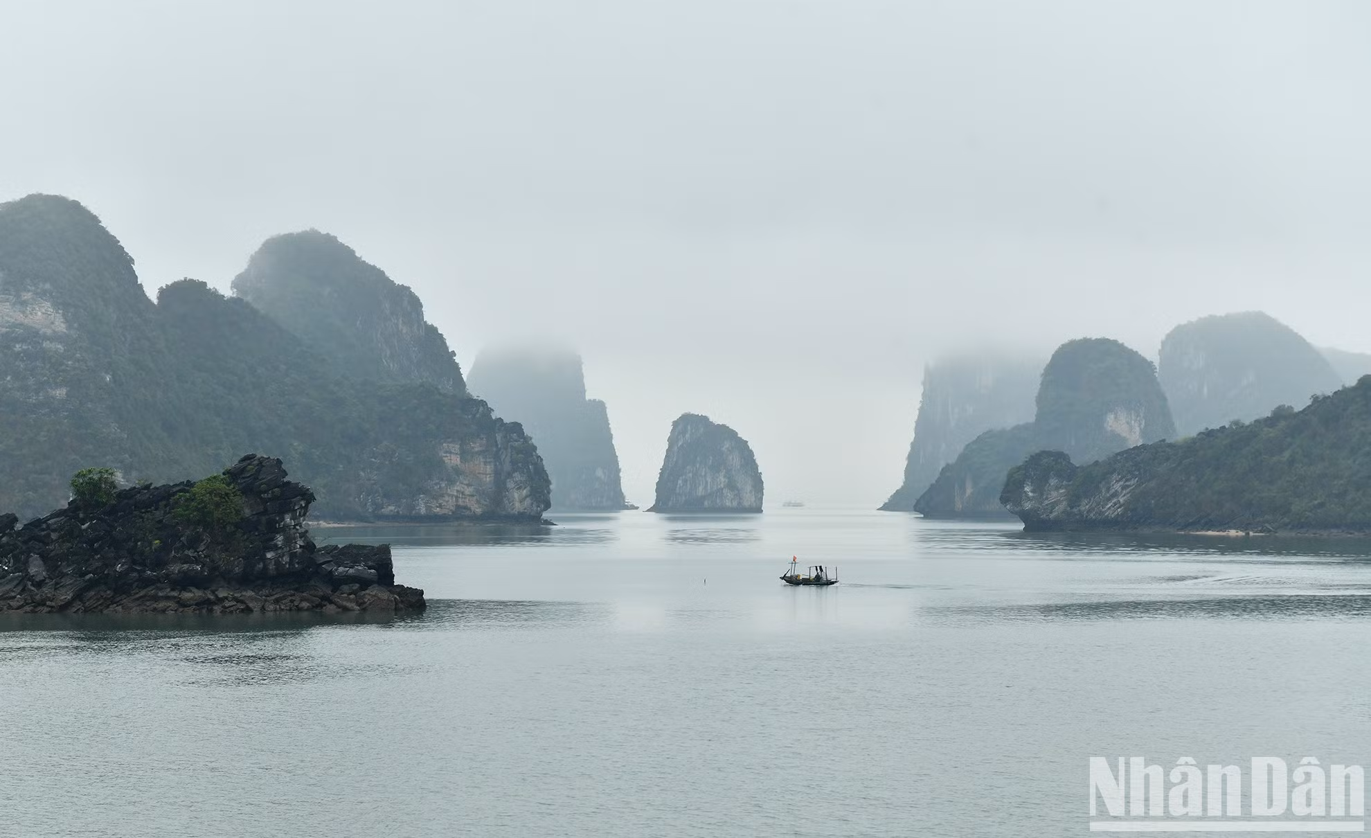 兰夏湾上山峦云海的景色，犹如一幅水彩画一般美丽。
