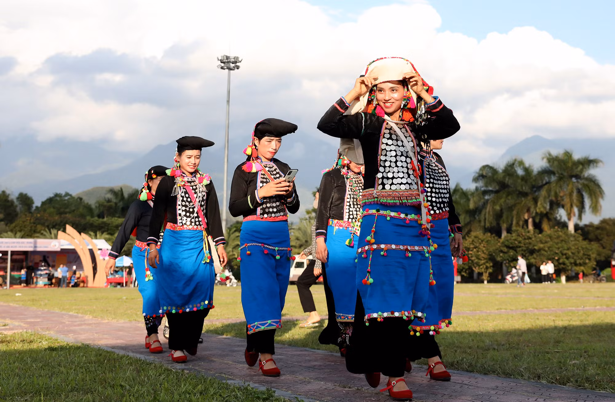 四拉族姑娘参与文化节。