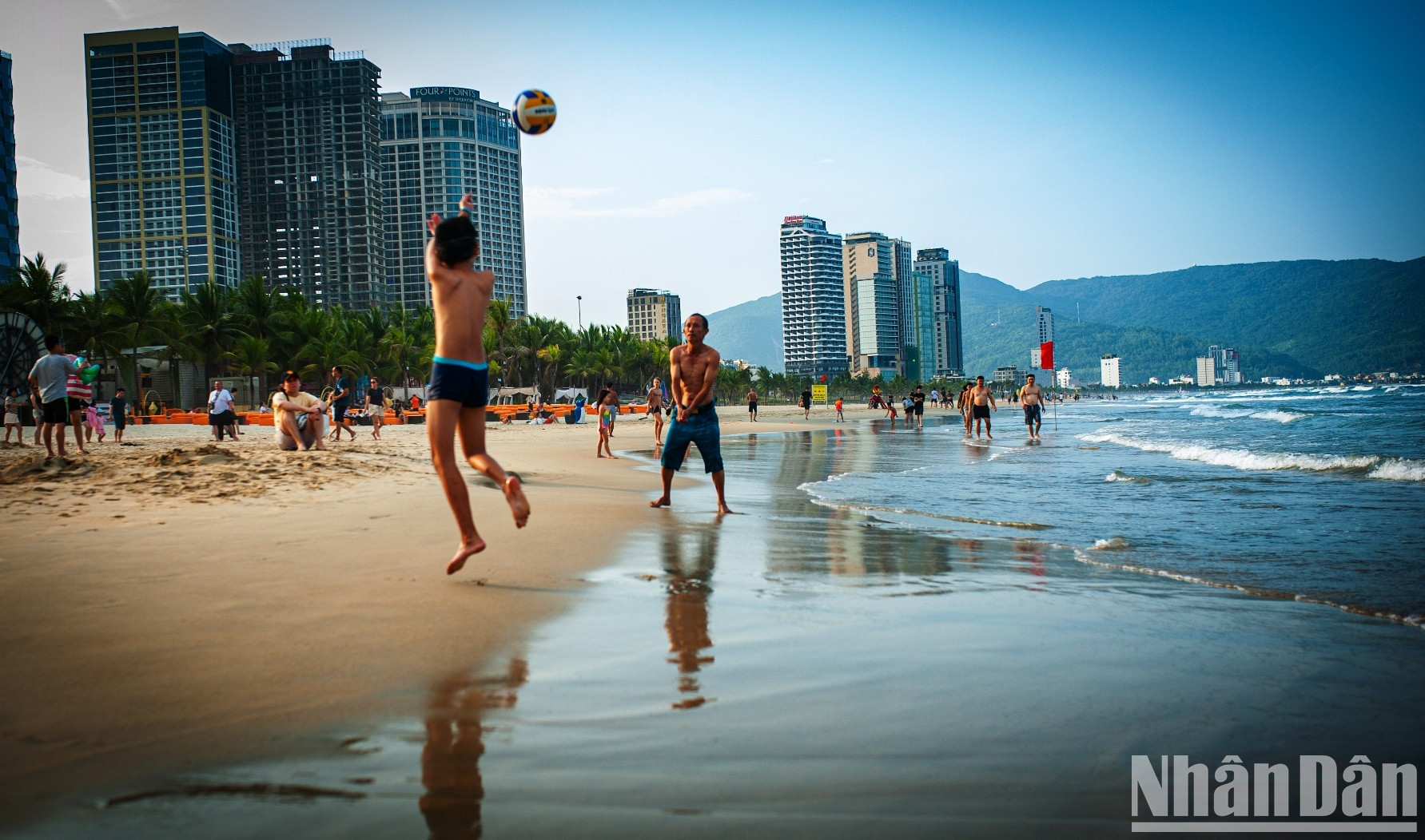美溪海滩沿岸,岘港人和国内外游客也前来玩耍和游泳。 美溪海滩沿岸,岘港人和国内外游客也前来玩耍和游泳。