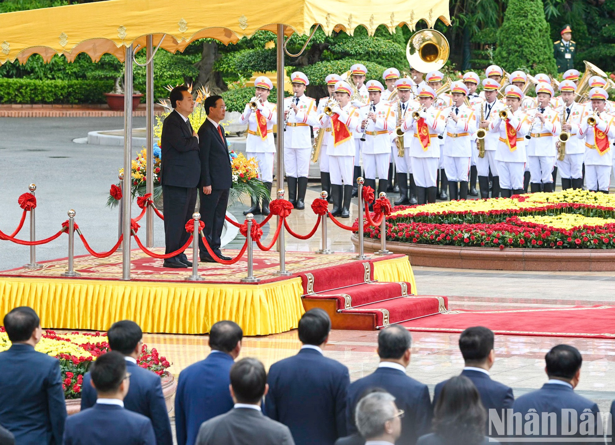 越南国家主席武文赏与韩国总统尹锡悦向国旗敬礼。 越南国家主席武文赏与韩国总统尹锡悦向国旗敬礼。