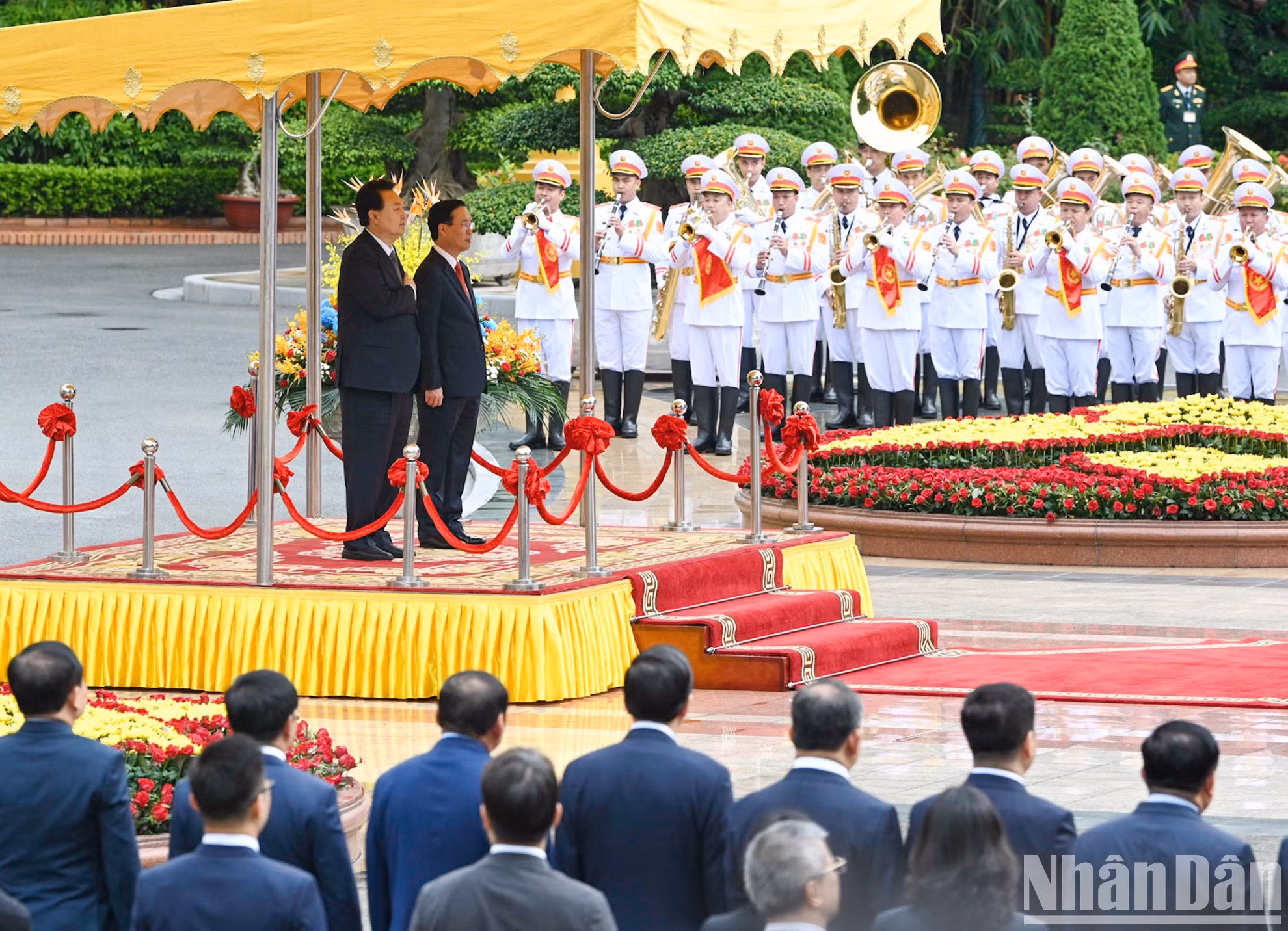 越南国家主席武文赏与韩国总统尹锡悦向国旗敬礼。
