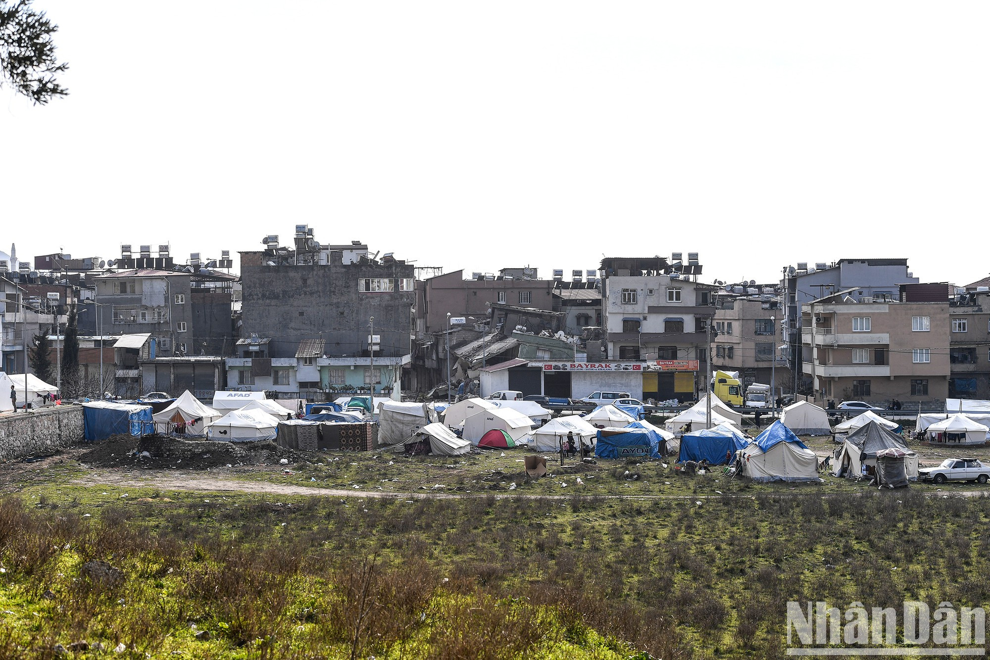 截至目前,土耳其政府还在地震灾区搭建了31.3万顶帐篷,安排了10万间临时房屋作为集装箱。 截至目前,土耳其政府还在地震灾区搭建了31.3万顶帐篷,安排了10万间临时房屋作为集装箱。