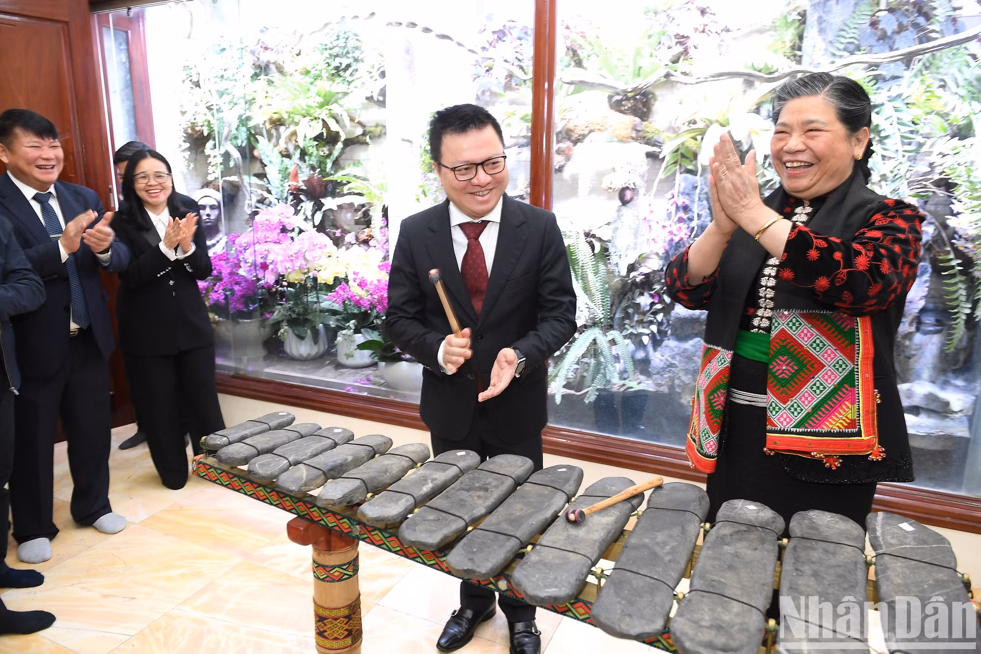 黎国明同志探访前越共中央政治局委员、前国会常务副主席丛氏放。