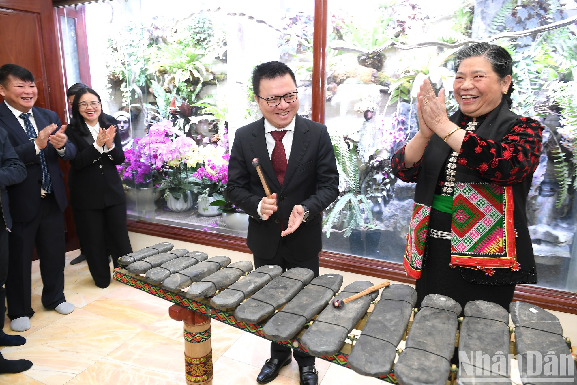 黎国明同志探访前越共中央政治局委员、前国会常务副主席丛氏放。 黎国明同志探访前越共中央政治局委员、前国会常务副主席丛氏放。