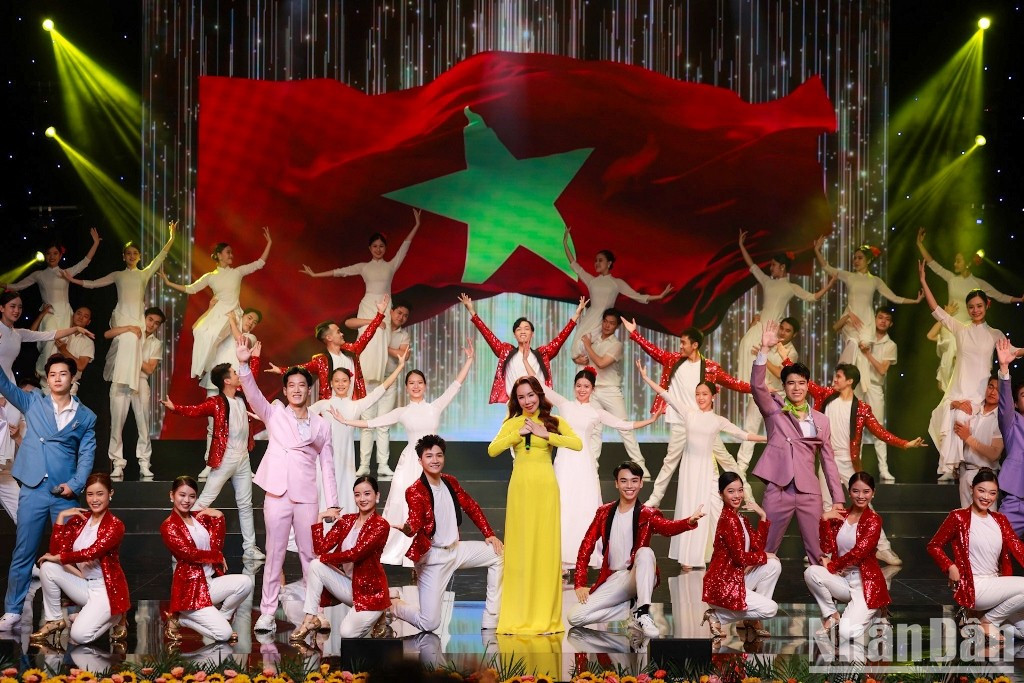 颁奖仪式上的精彩艺术节目。 颁奖仪式上的精彩艺术节目。