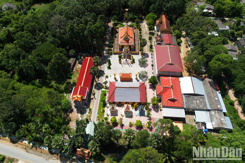 每座寺庙，无论大小，都是一个建筑群，包括围墙、正门、侧门、主殿、讲堂、僧舍、会堂、法堂以及灵骨塔等。所有这些都以极为多样、独特、精致的建筑艺术构建，再加上精心雕琢、细腻生动的线条、花纹和雕刻图案，呈现出一种非常复杂而精美的艺术风格。