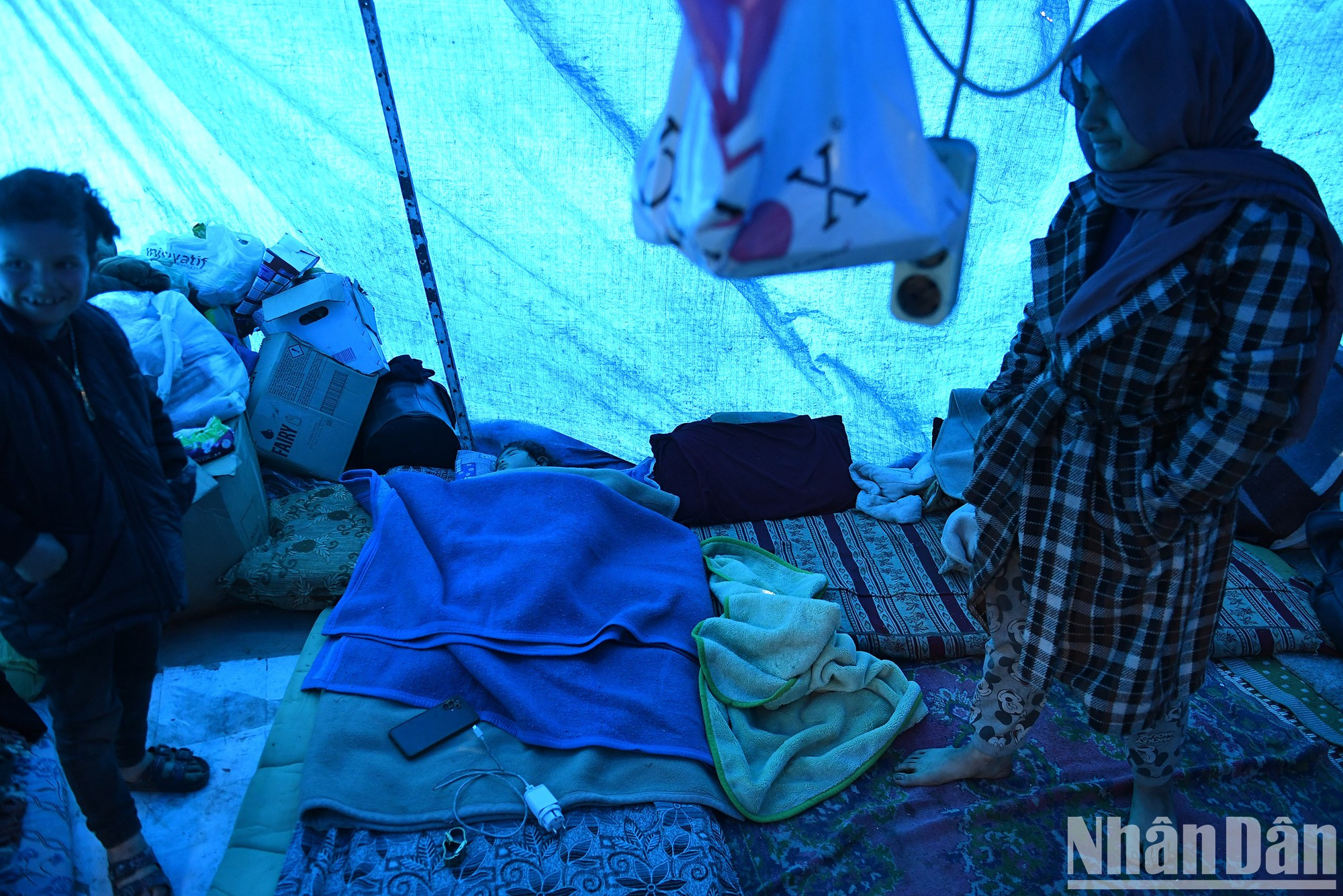 灾民临时住所内主要是毯子和衣服,还有几桶从救灾点拿来的水。 灾民临时住所内主要是毯子和衣服,还有几桶从救灾点拿来的水。