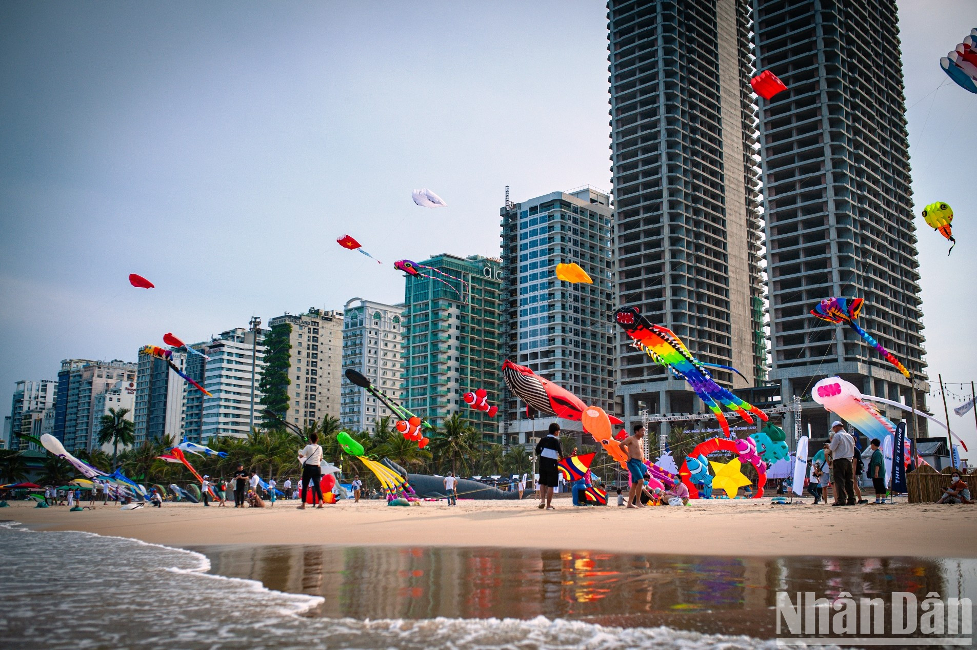 风筝节在东海公园举行,吸引游客、特别是小孩子的青睐。 风筝节在东海公园举行,吸引游客、特别是小孩子的青睐。