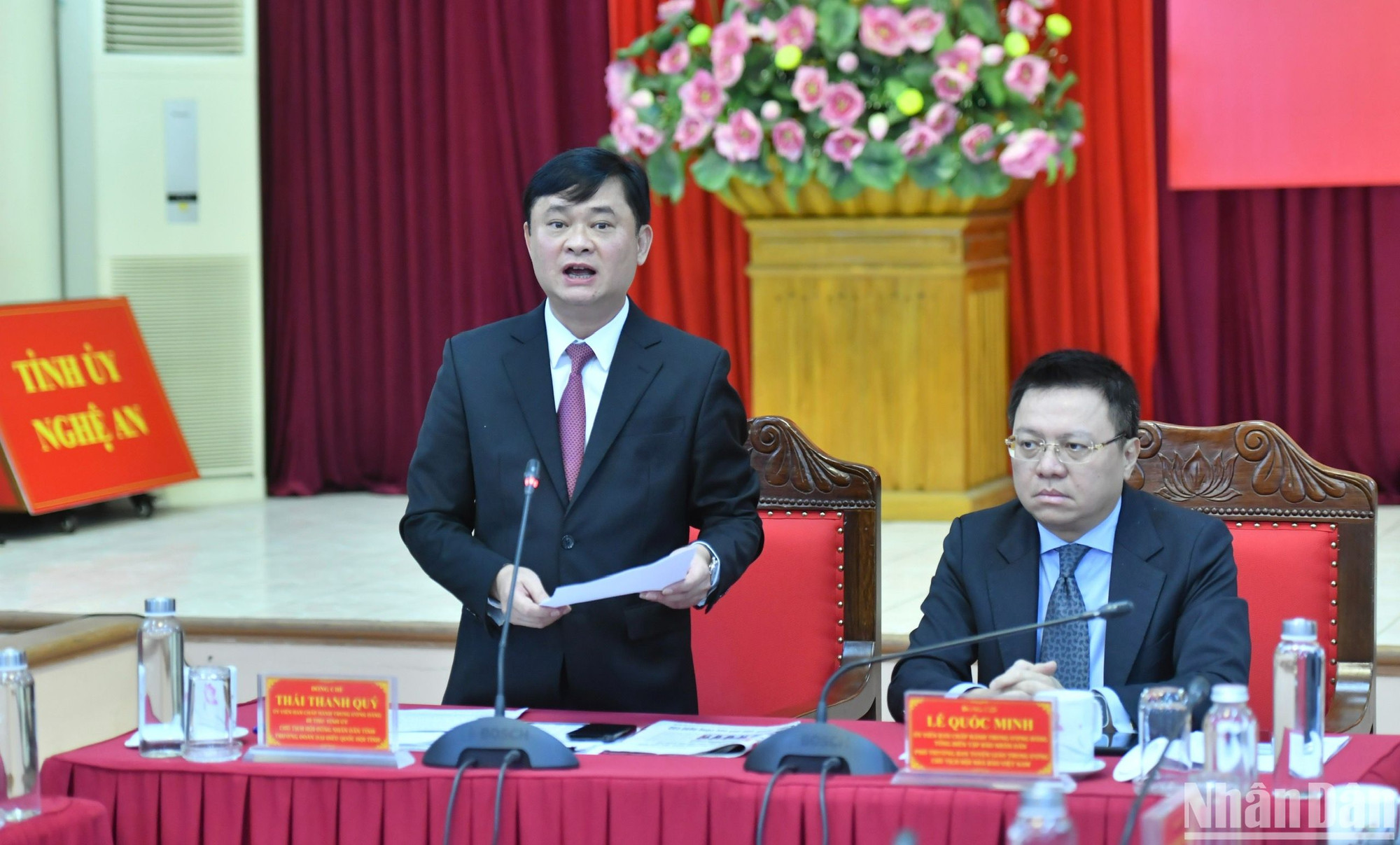 蔡青贵同志向《人民报》社代表团推介当地经济发展和确保社会秩序情况。 蔡青贵同志向《人民报》社代表团推介当地经济发展和确保社会秩序情况。