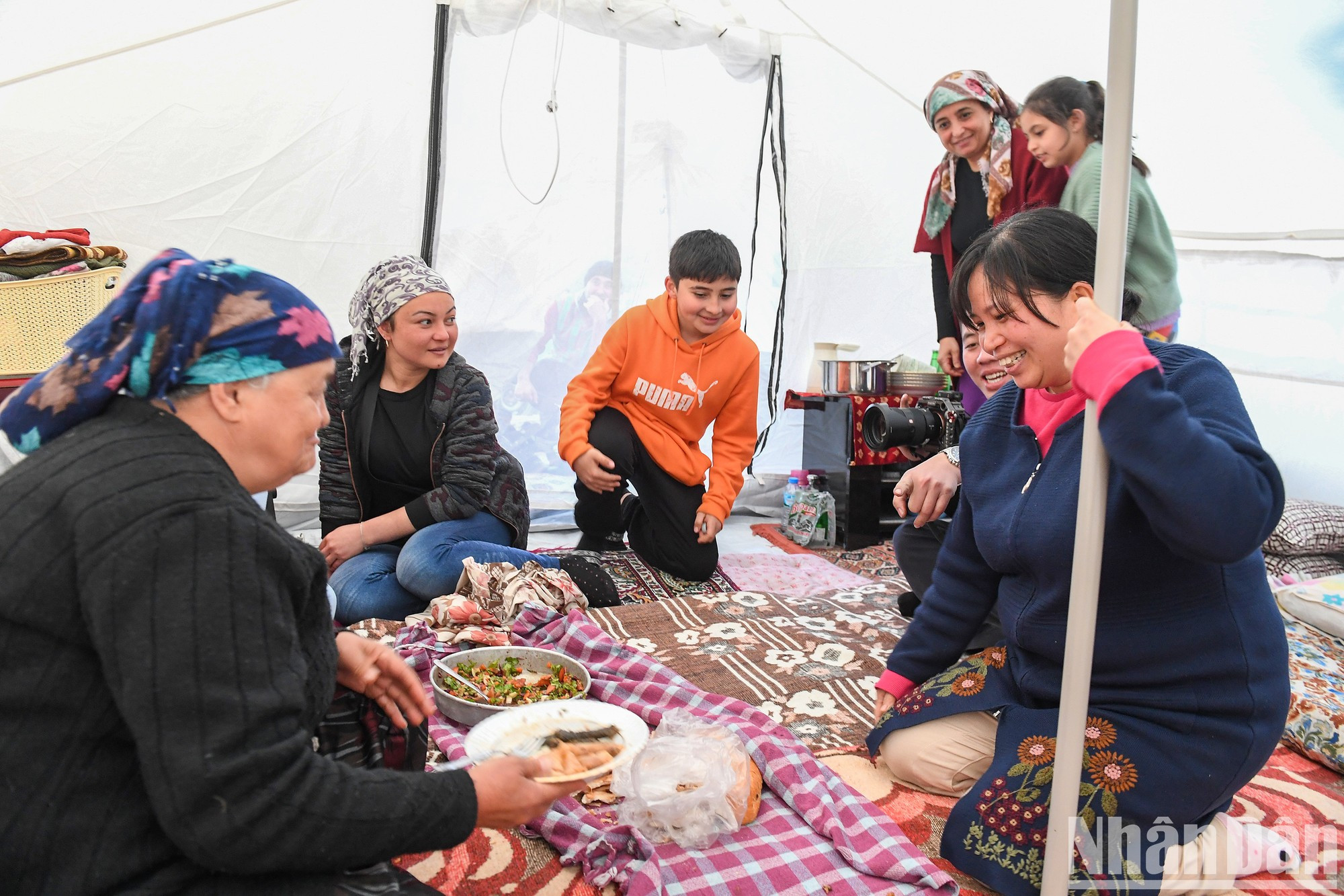 一些家庭在向人道主义组织申请了帐篷后,开始重新生活。 图中,Guldane Kose夫人正在准备晚餐。 一些家庭在向人道主义组织申请了帐篷后,开始重新生活。 图中,Guldane Kose夫人正在准备晚餐。