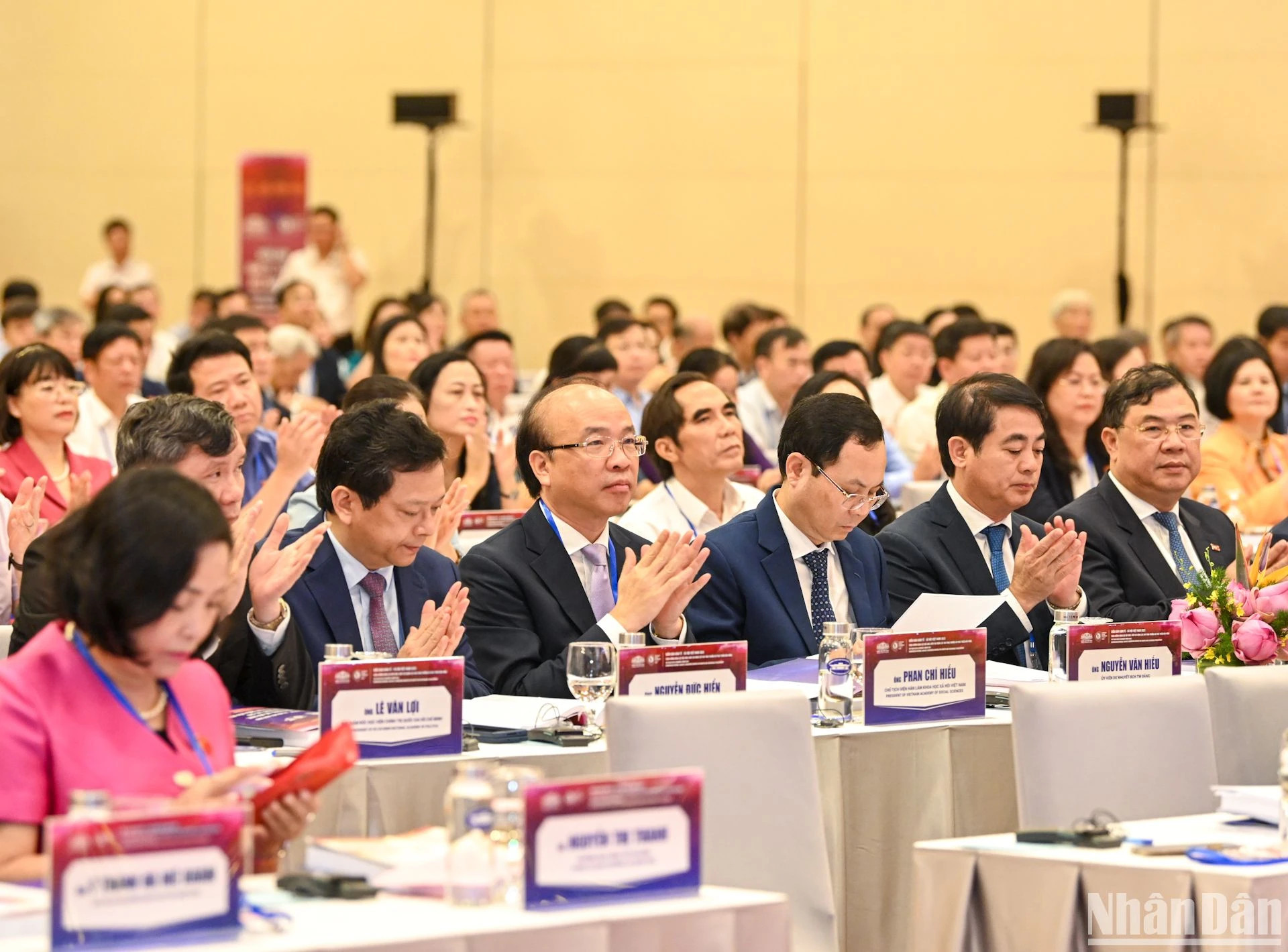 该论坛吸引400多名代表在国家会议中心直接出席论坛。论坛主会场还与许多国内外科学院、大学院校等的分会场视频连线。