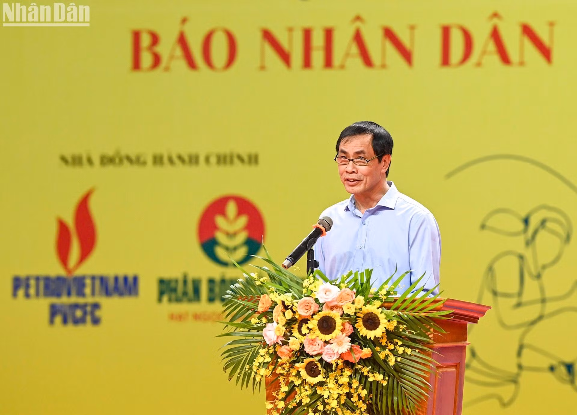 《人民报》社文化艺术部主任、赛事组委会主任陈友越主持闭幕式。 《人民报》社文化艺术部主任、赛事组委会主任陈友越主持闭幕式。