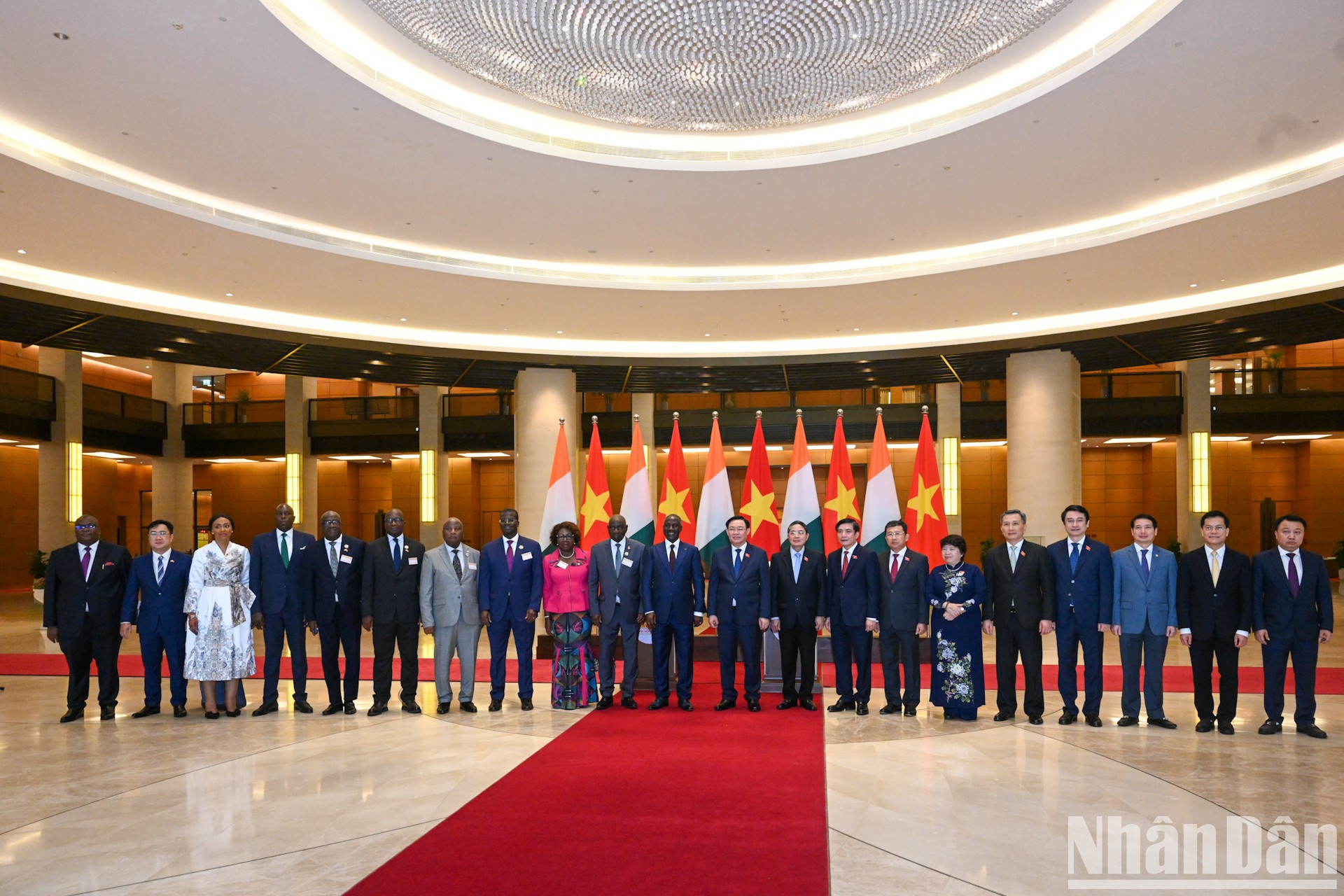 双方代表合影留念。