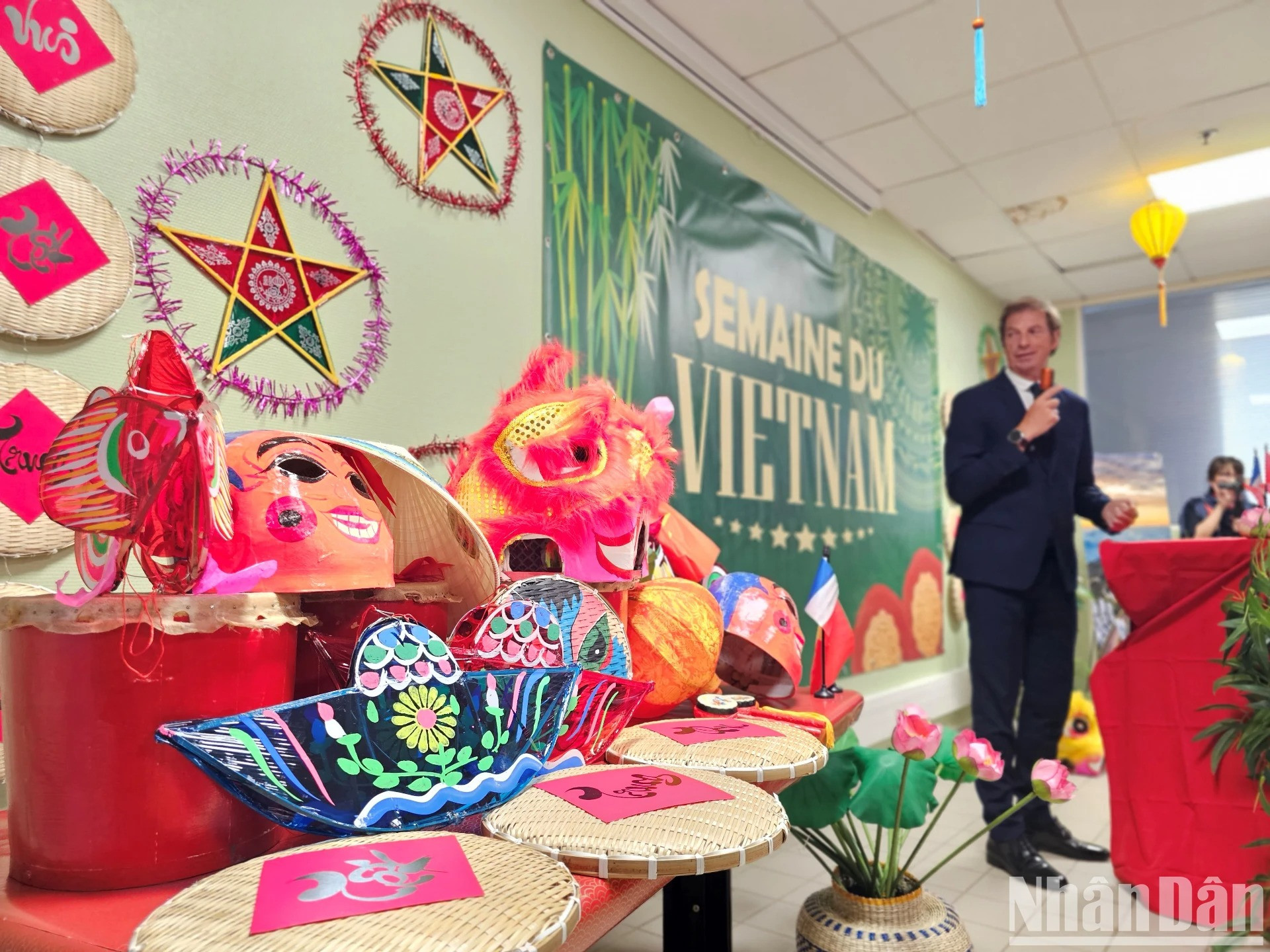 越南商品周给人留下了特别的印象,家乐福超市的展示空间里充满了彩灯、五星灯笼和装饰品的色彩。 因此,家乐福不仅仅是一个商品分销渠道,也是向国际友人传播越南美食文化和风味的桥梁。 越南商品周给人留下了特别的印象,家乐福超市的展示空间里充满了彩灯、五星灯笼和装饰品的色彩。 因此,家乐福不仅仅是一个商品分销渠道,也是向国际友人传播越南美食文化和风味的桥梁。