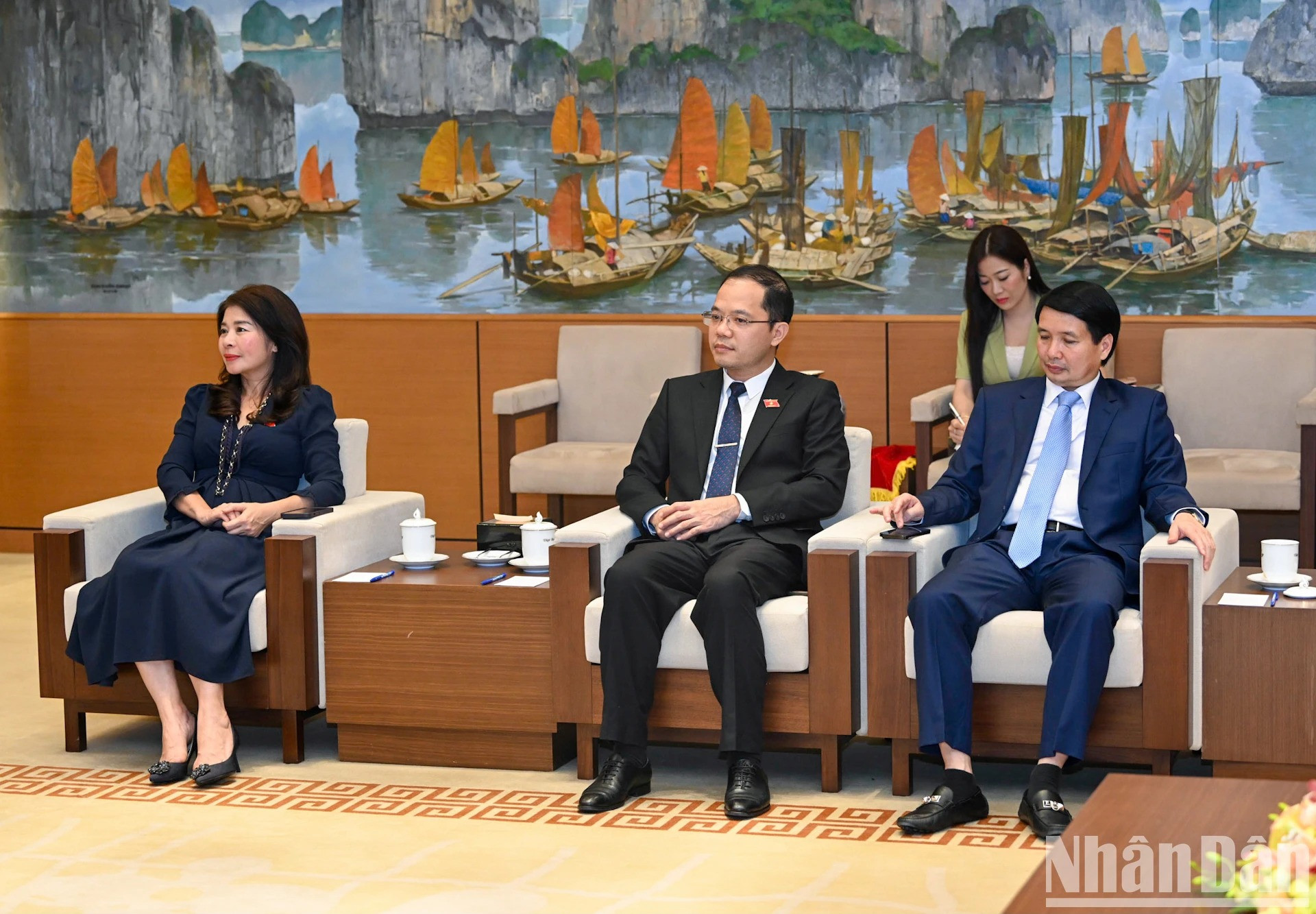 越方代表出席会见。 越方代表出席会见。