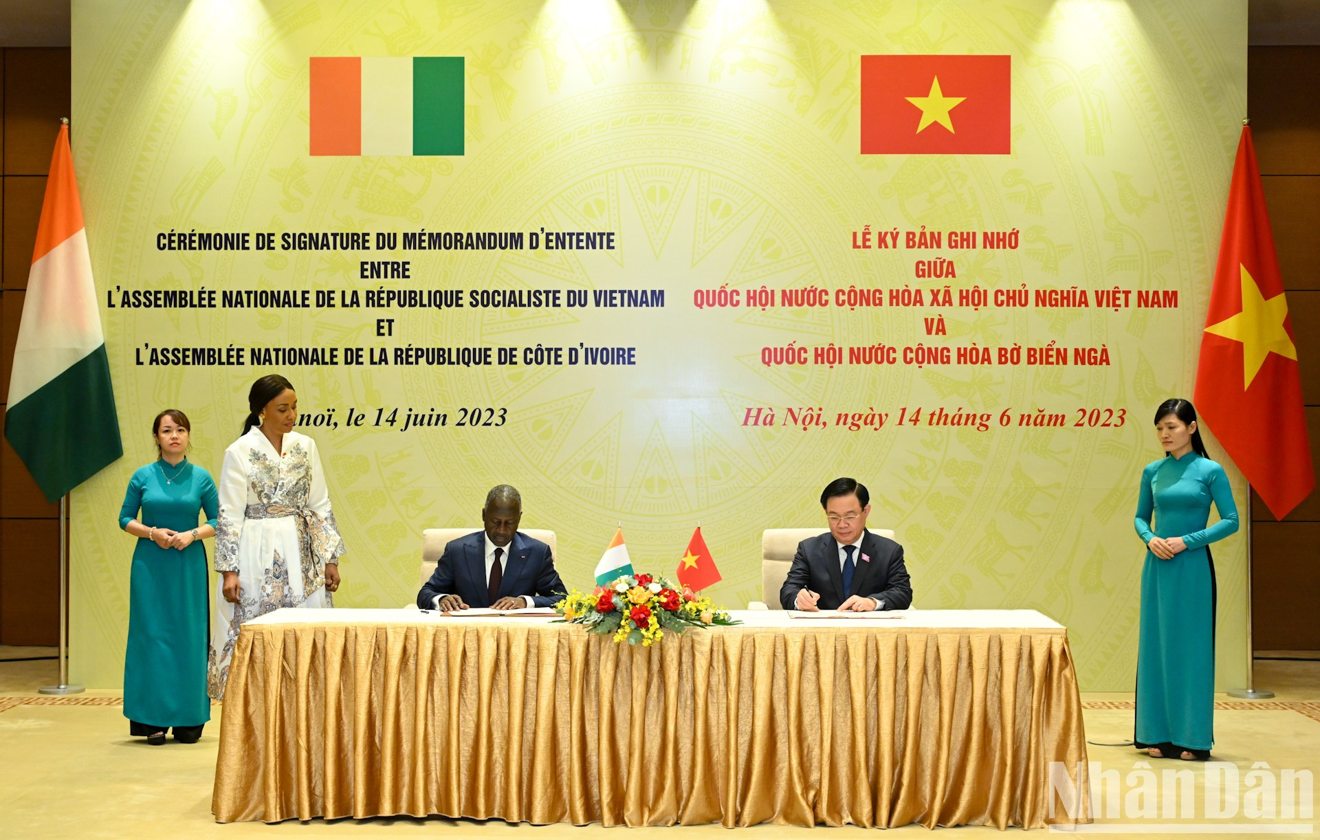会谈结束，越南国会主席与科特迪瓦国民议会议长签订合作备忘录。