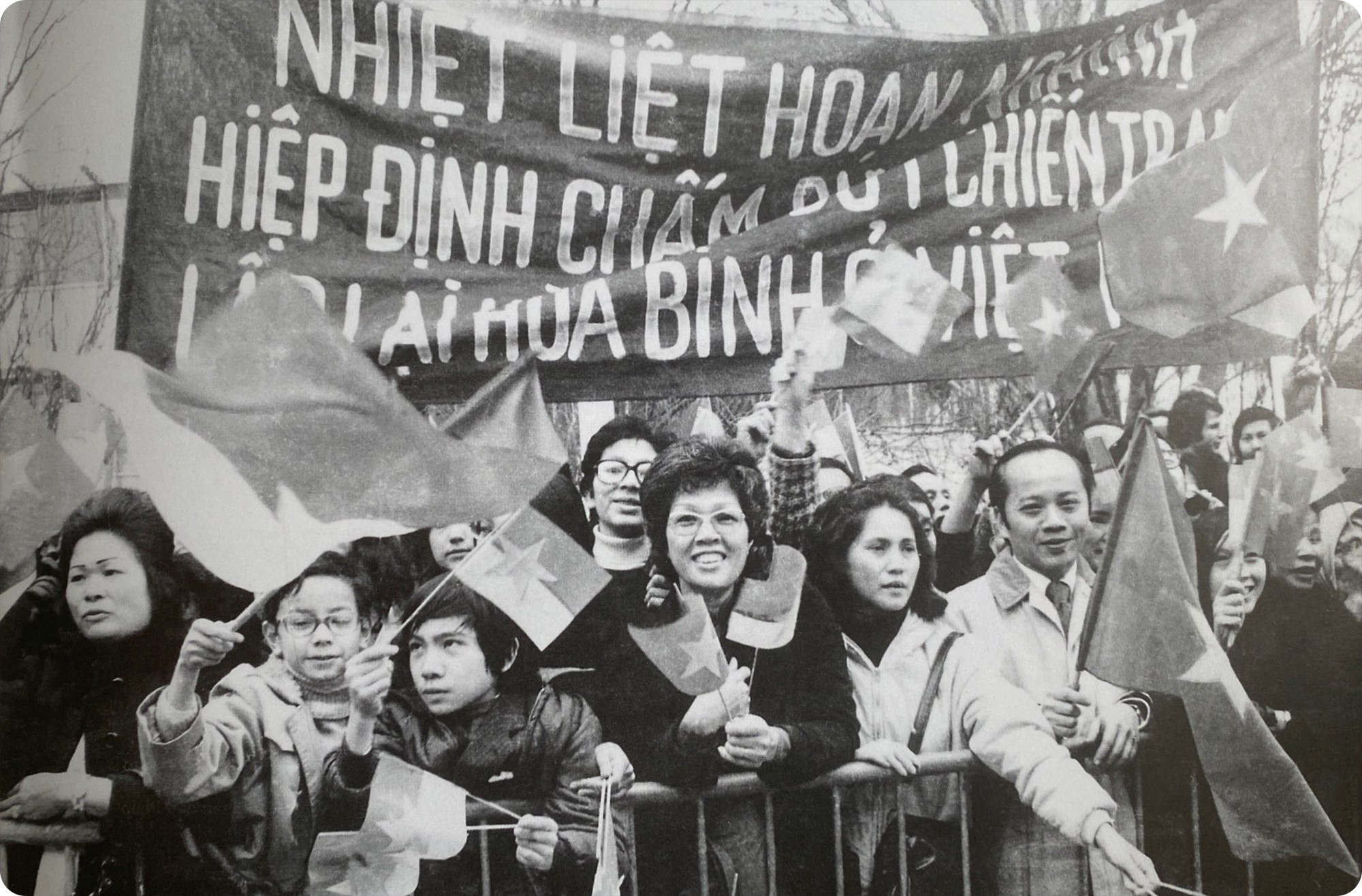 旅居巴黎的越南侨包对1973年签署的关于在越南结束战争、恢复和平的《巴黎协定》表示欢迎。 旅居巴黎的越南侨包对1973年签署的关于在越南结束战争、恢复和平的《巴黎协定》表示欢迎。