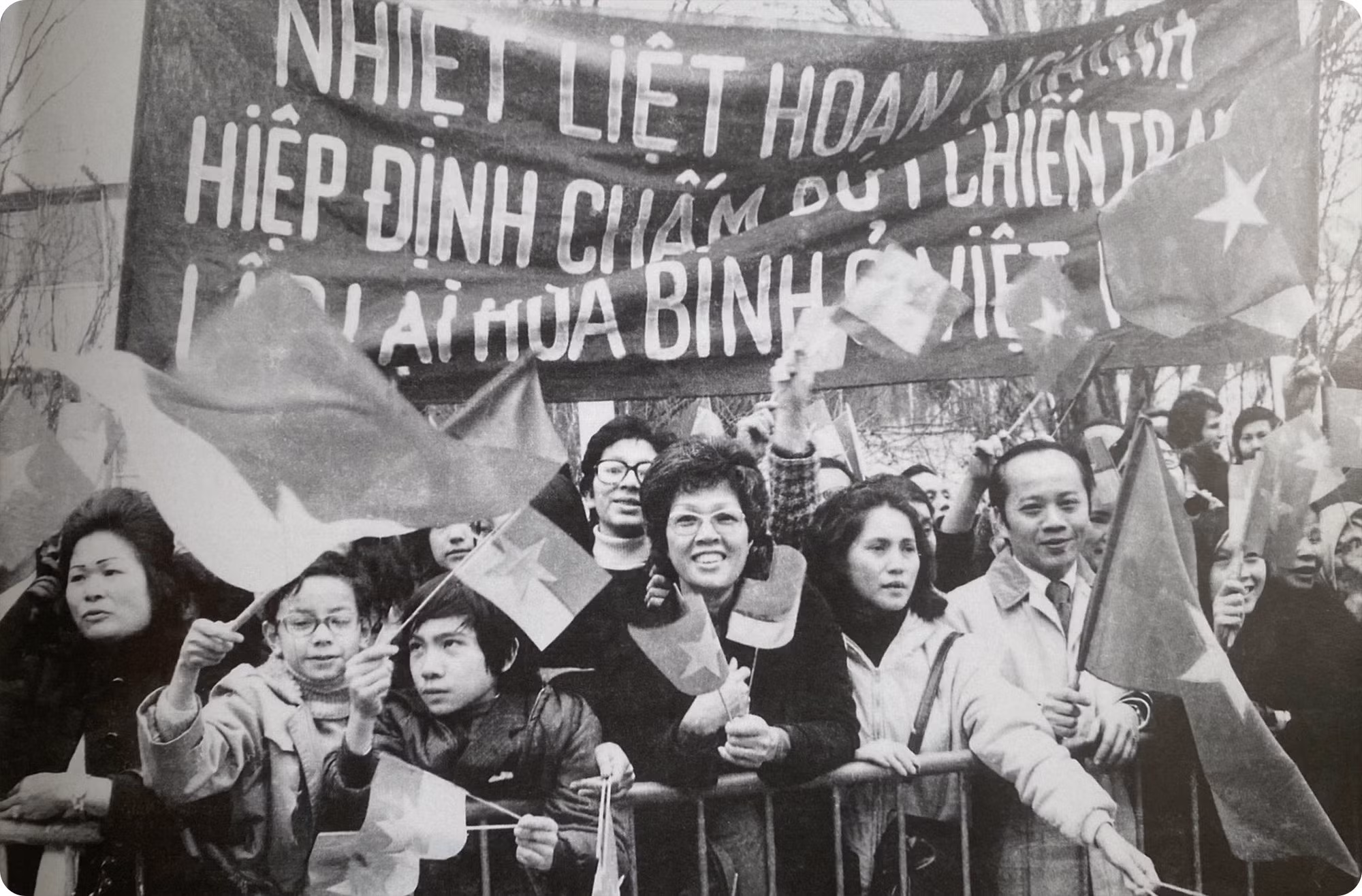 旅居巴黎的越南侨包对1973年签署的关于在越南结束战争、恢复和平的《巴黎协定》表示欢迎。 旅居巴黎的越南侨包对1973年签署的关于在越南结束战争、恢复和平的《巴黎协定》表示欢迎。