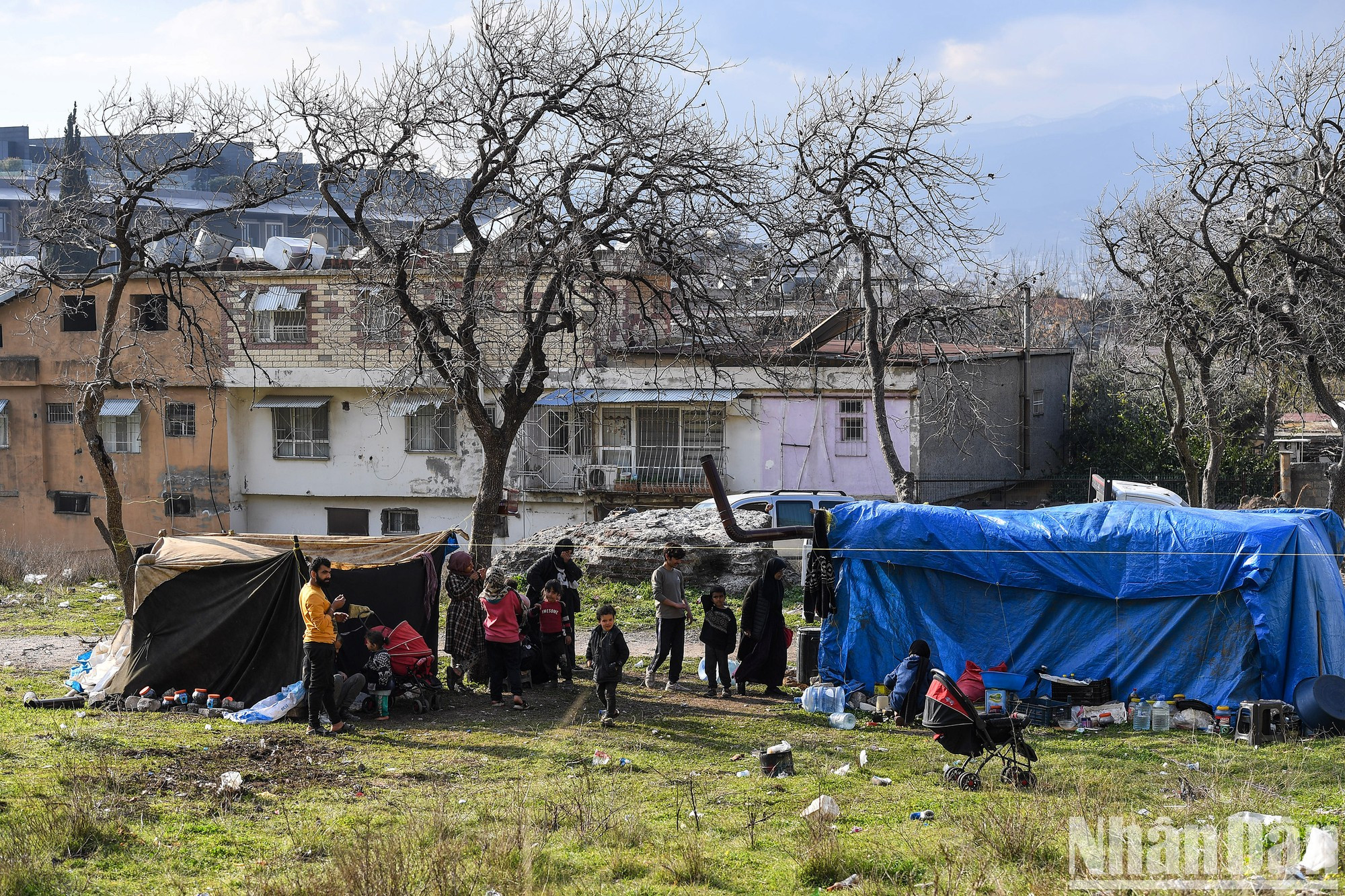 这是居住在安塔基亚市郊区的34岁艾哈迈德先生的家庭,他们在2月6日早上后失去了家园和所有财产。 目前,这个家庭的20多名成员挤在安塔基亚市郊山坡上一间简陋的临时小屋里。 这是居住在安塔基亚市郊区的34岁艾哈迈德先生的家庭,他们在2月6日早上后失去了家园和所有财产。 目前,这个家庭的20多名成员挤在安塔基亚市郊山坡上一间简陋的临时小屋里。