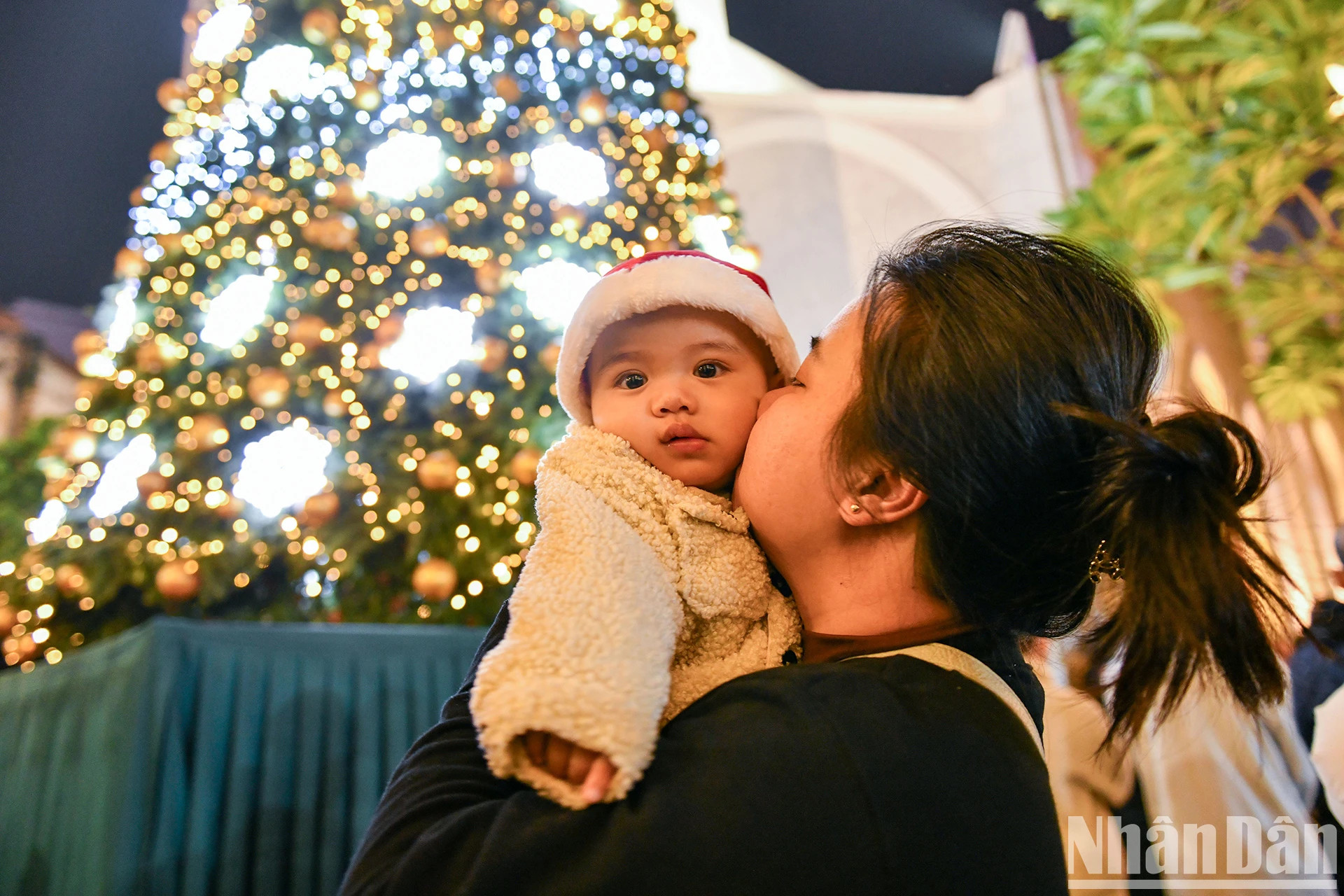 很多小朋友与父母一起出门感受平安夜的气氛。 很多小朋友与父母一起出门感受平安夜的气氛。