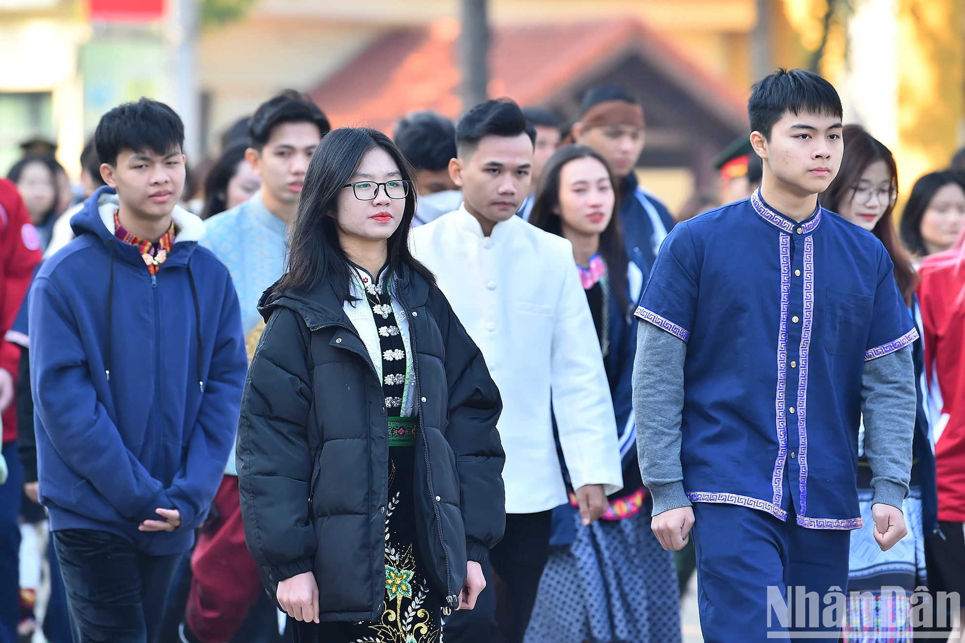 优秀典范少数民族学生、大学生和青年代表团举行向胡伯伯报功仪式并入陵瞻仰胡志明主席遗容。