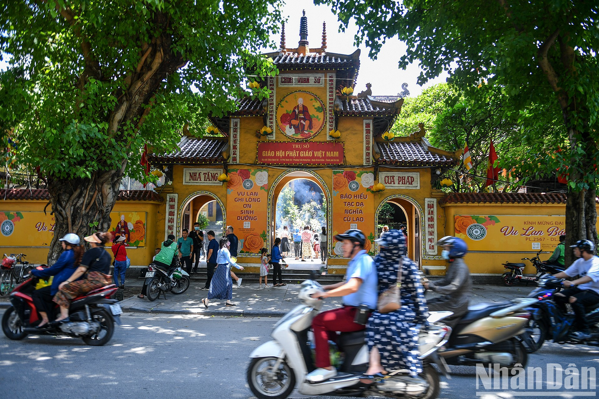 农历7月15日盂兰报孝节,大多数的河内寺庙都挤满了前来祈求平安幸福的市民。 农历7月15日盂兰报孝节,大多数的河内寺庙都挤满了前来祈求平安幸福的市民。