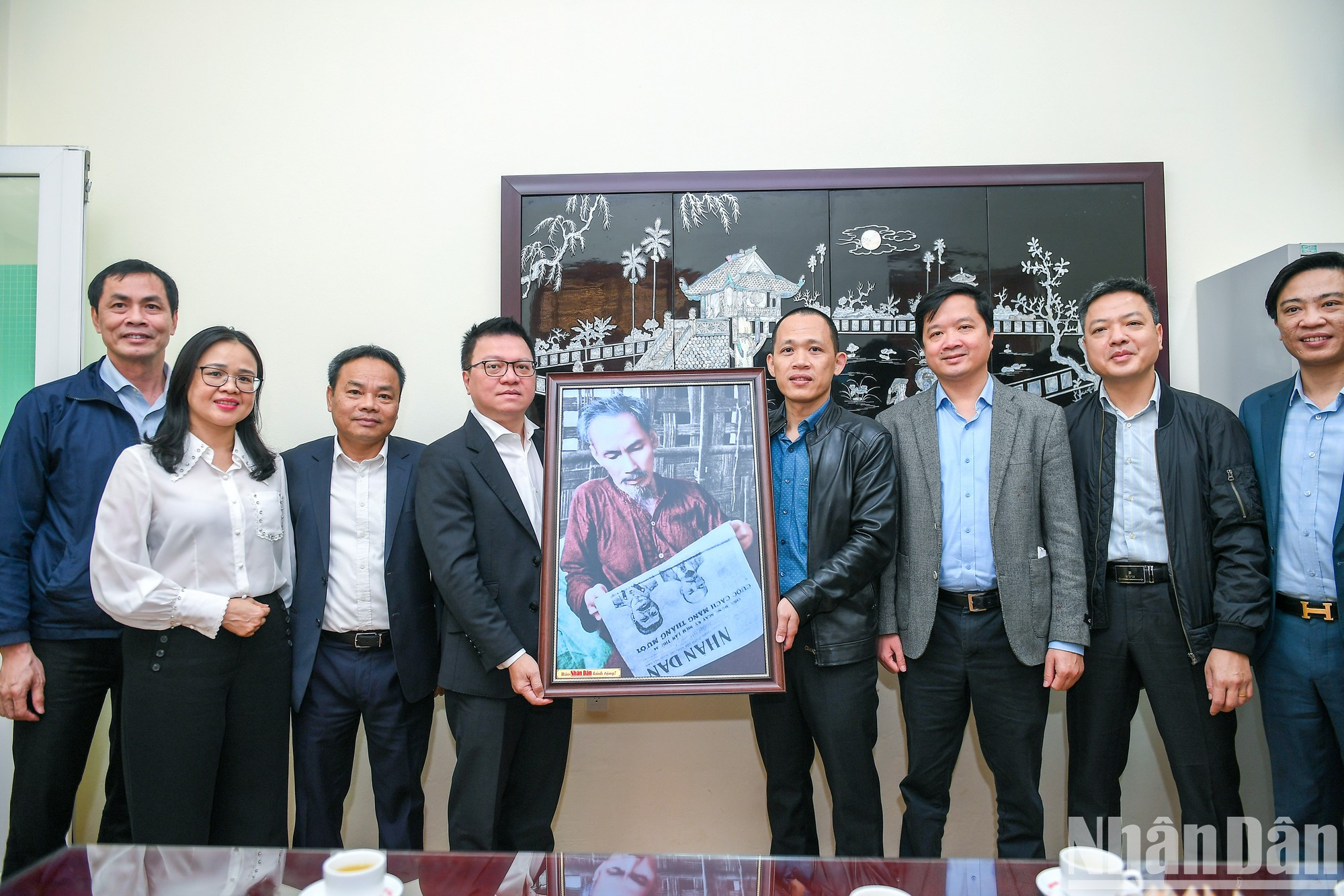 黎国明同志向《人民报》常驻山罗省代表机构赠送纪念品。 黎国明同志向《人民报》常驻山罗省代表机构赠送纪念品。
