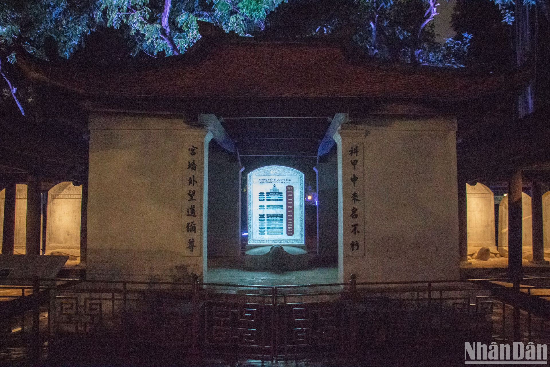 通过现代投影技术,升龙博士石碑摆脱了几百年来沉默无言的石头表面,以生动的方式讲述了科举考试的故事,如每次考试的考生人数,试题类型,每次考试中参与的官员,以及新科博士所受到的恩宠。 通过现代投影技术,升龙博士石碑摆脱了几百年来沉默无言的石头表面,以生动的方式讲述了科举考试的故事,如每次考试的考生人数,试题类型,每次考试中参与的官员,以及新科博士所受到的恩宠。