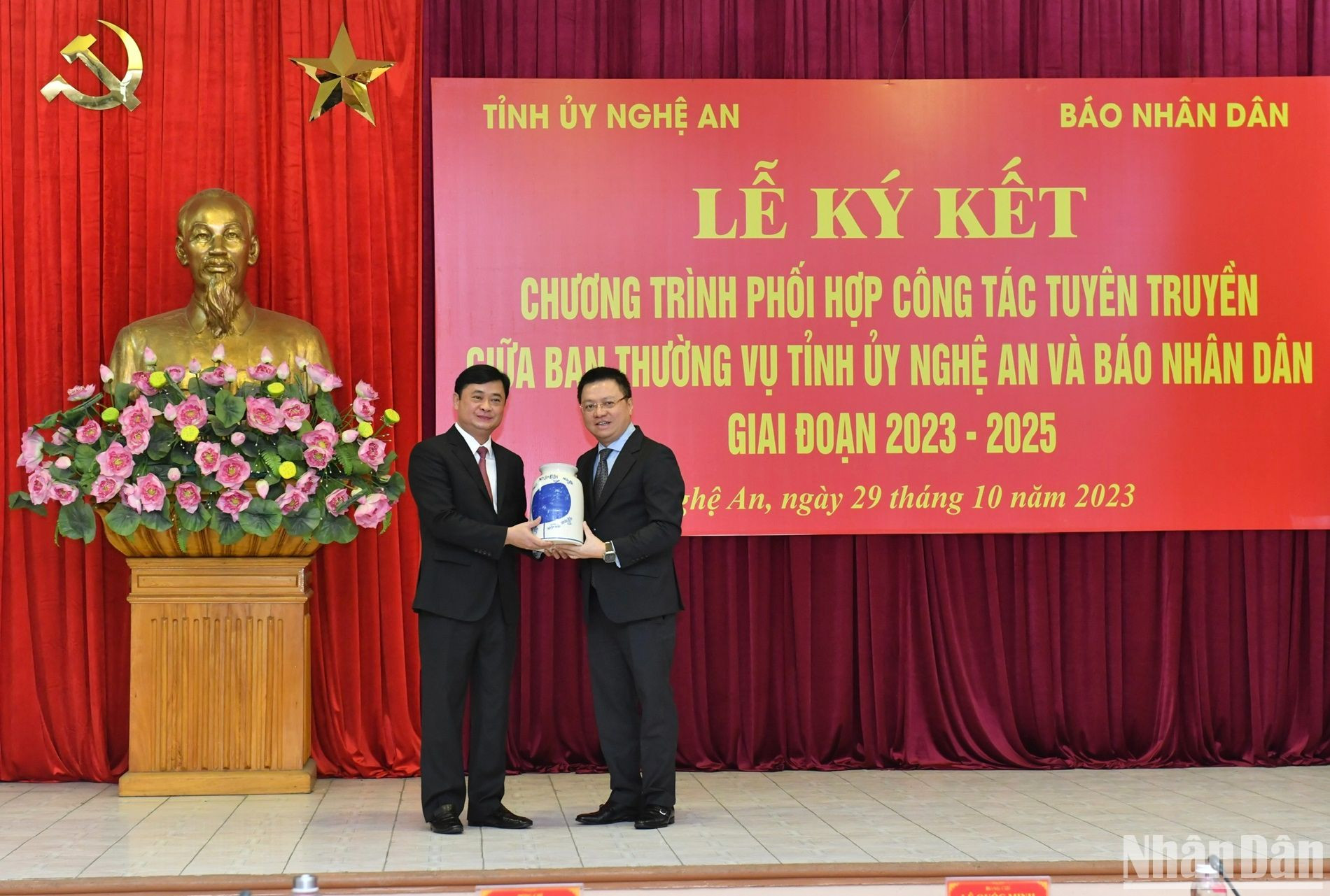 李国明同志向义安省省委赠送纪念品。 李国明同志向义安省省委赠送纪念品。