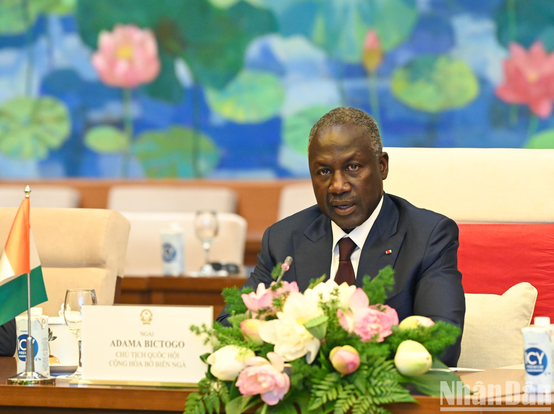 科特迪瓦国民议会议长阿达马·比克多戈在会谈上发表讲话。