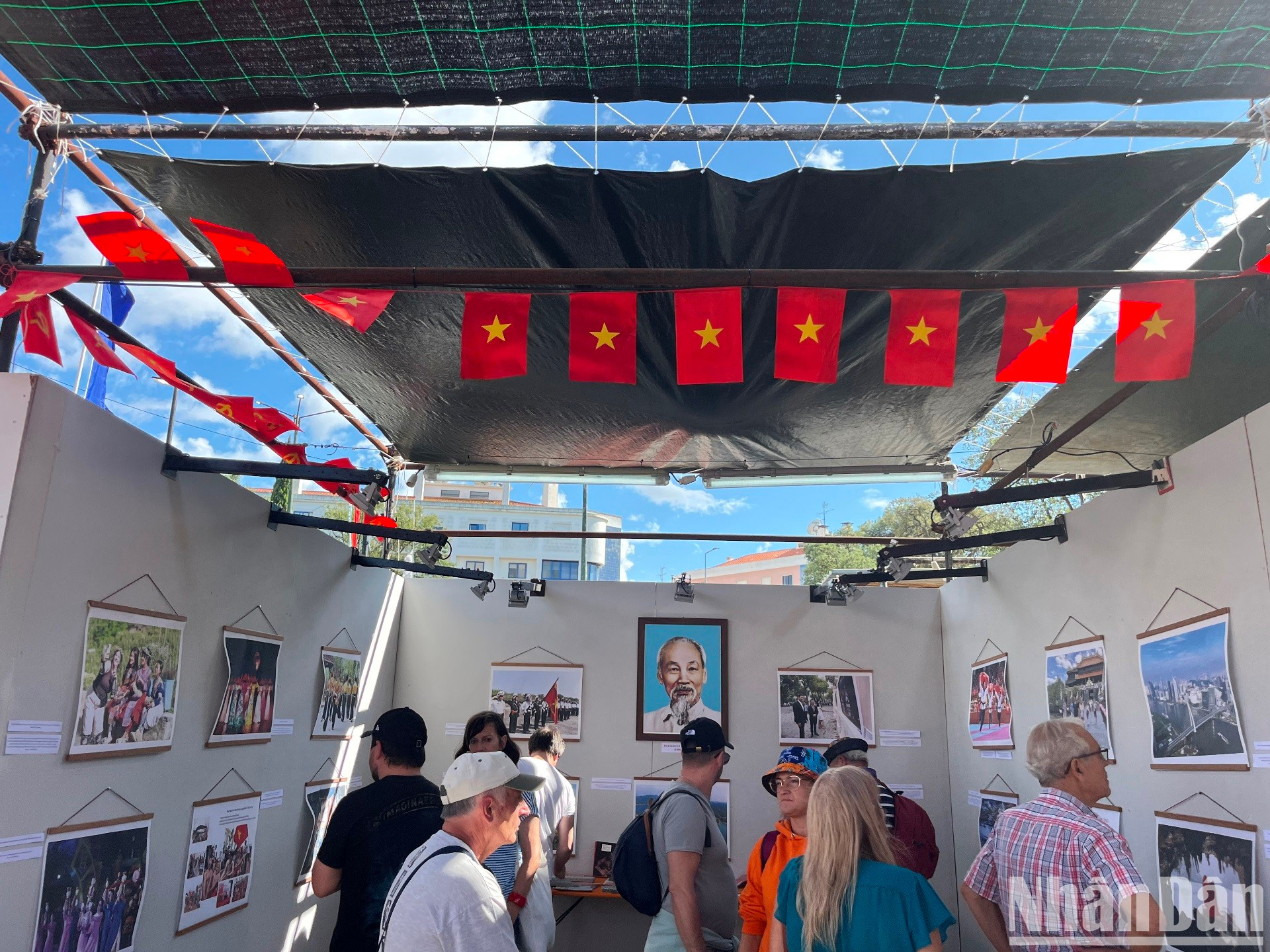越南展位吸引力很多葡萄牙和国际友人前来参观了解。