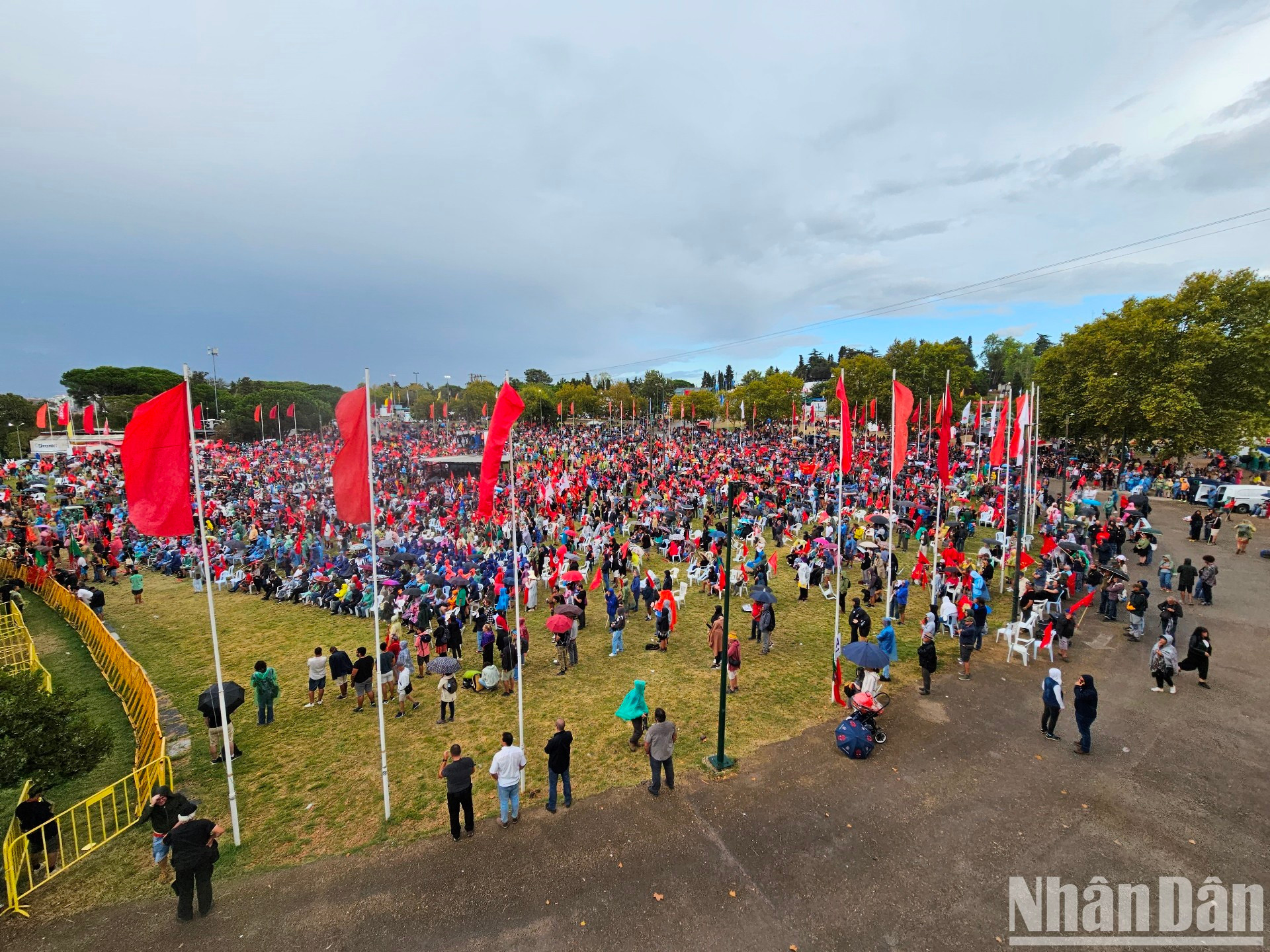 第47届葡萄牙共产党《前进报》节吸引力成千上万名人民和游客参加。