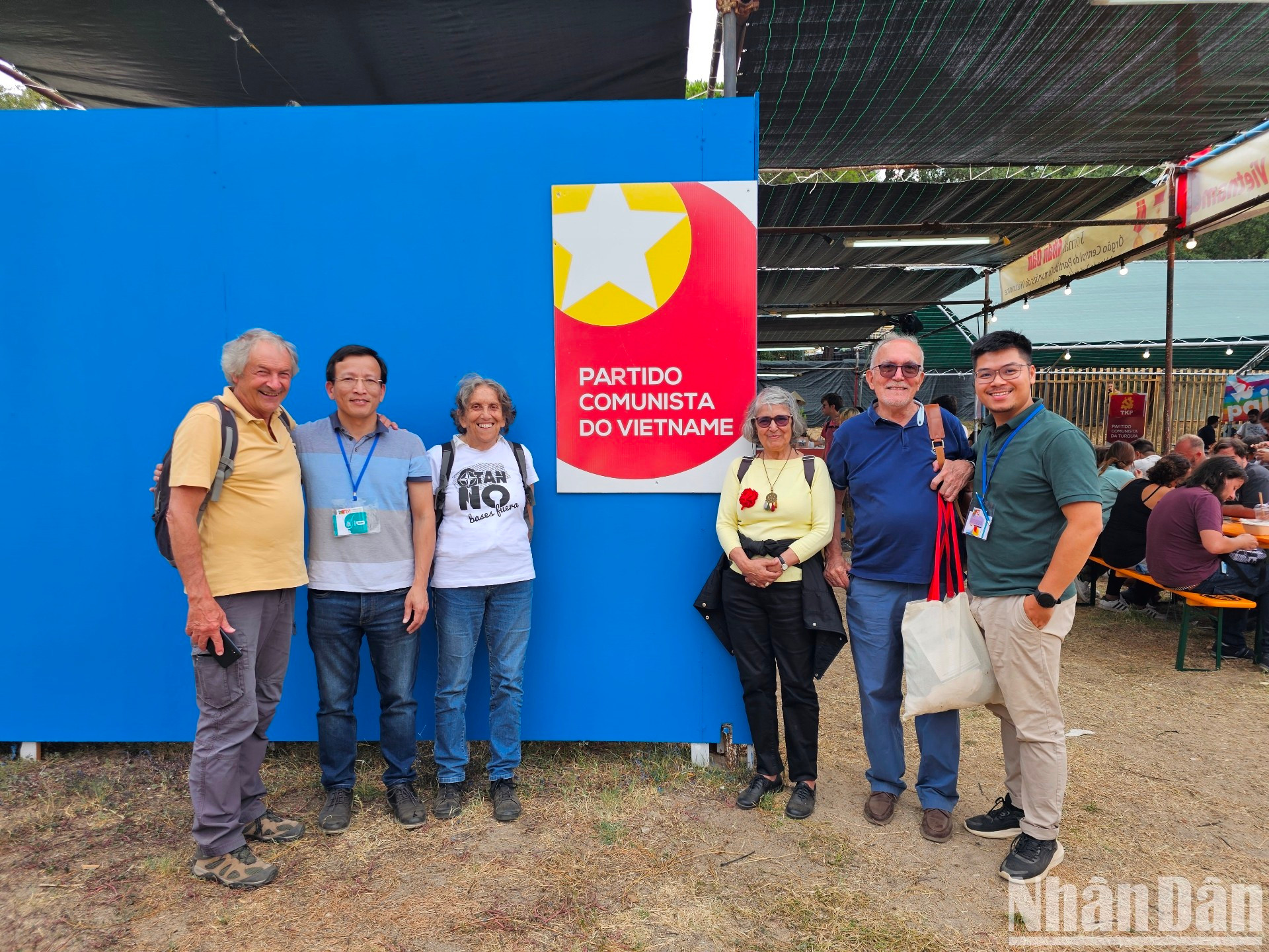 许多国际友人相信，在越南共产党的领导下，越南未来将不断发展。