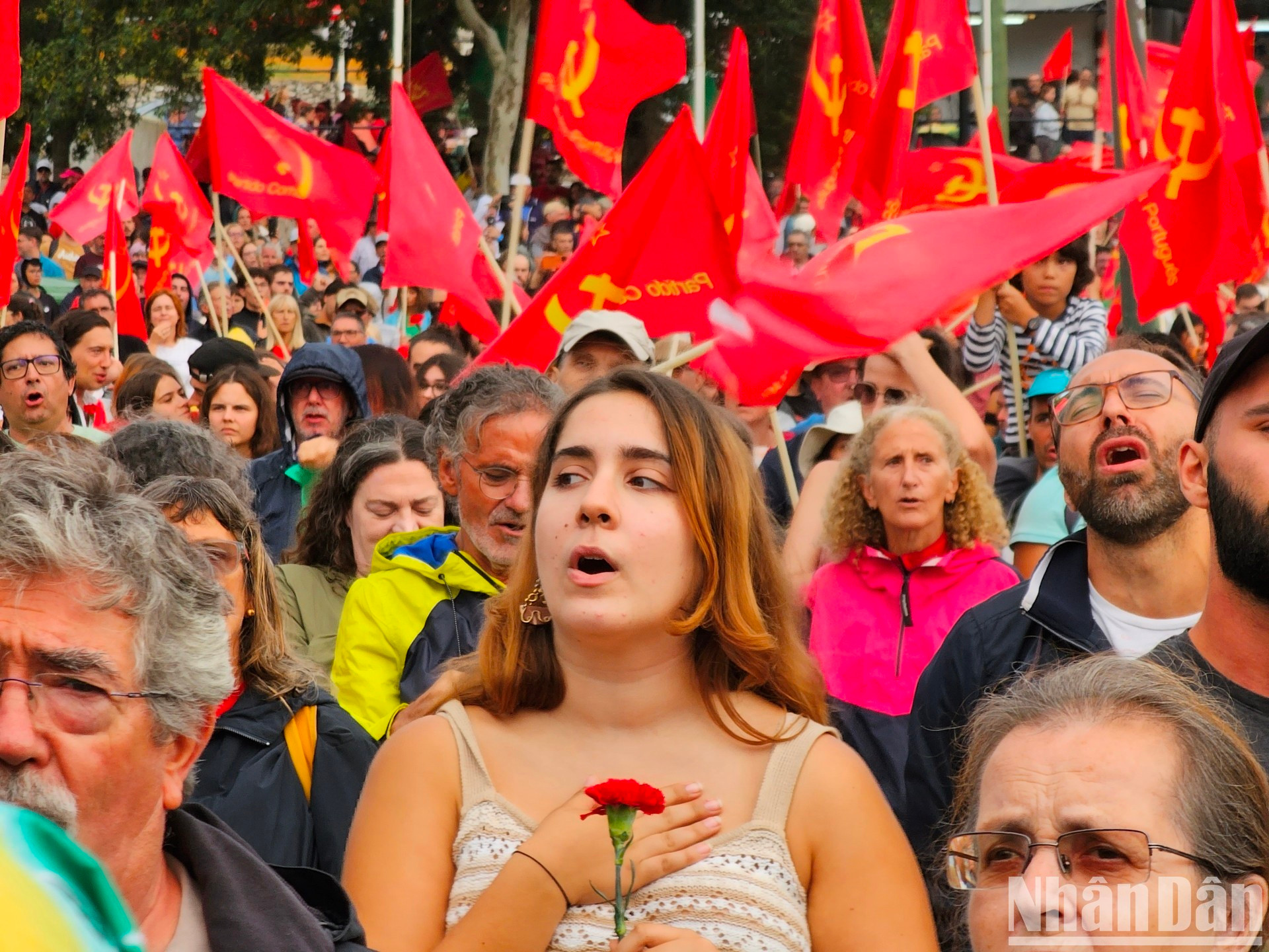 葡萄牙共产党为1974年四月革命的准备和胜利进行做出了巨大贡献，带领国家走上民主和进步的道路。