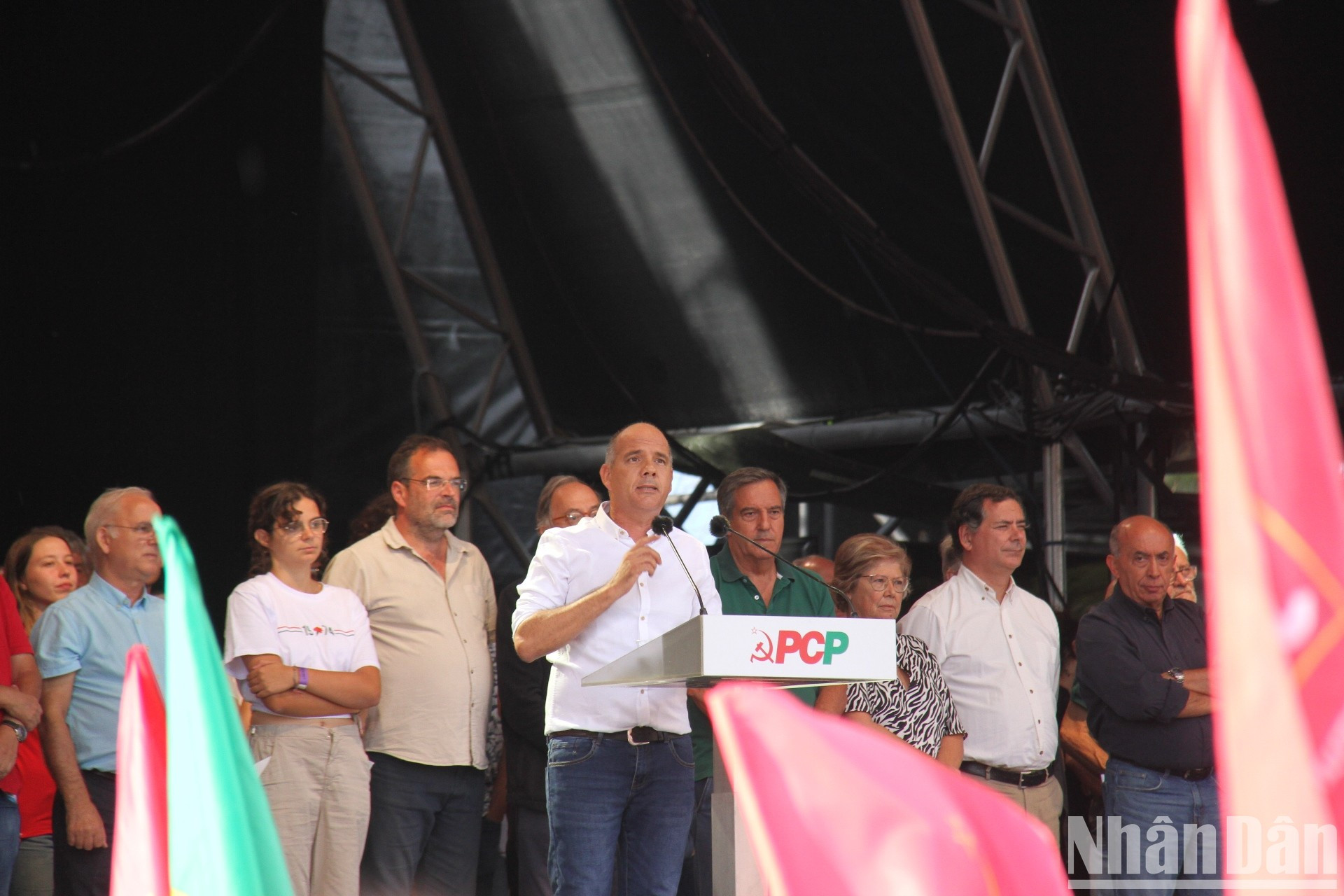 葡萄牙共产党总书记保罗·雷蒙多在展示武力的集会上发表讲话时重申了葡萄牙共产党的纲领：“先进民主——葡萄牙未来的四月价值”