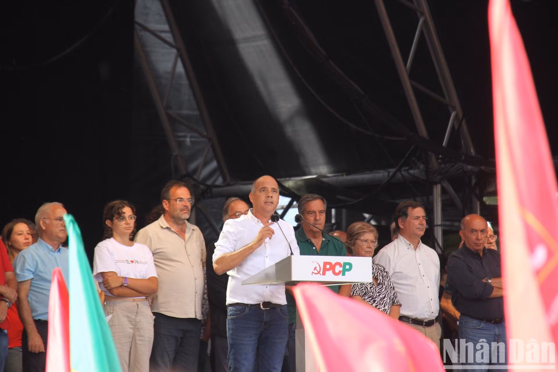 葡萄牙共产党总书记保罗·雷蒙多在展示武力的集会上发表讲话时重申了葡萄牙共产党的纲领：“先进民主——葡萄牙未来的四月价值”