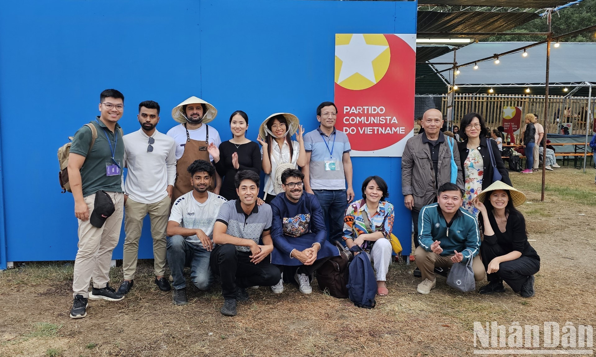 葡萄牙志愿者和旅居葡萄牙越南侨胞们帮助《人民报》社搭建展位。